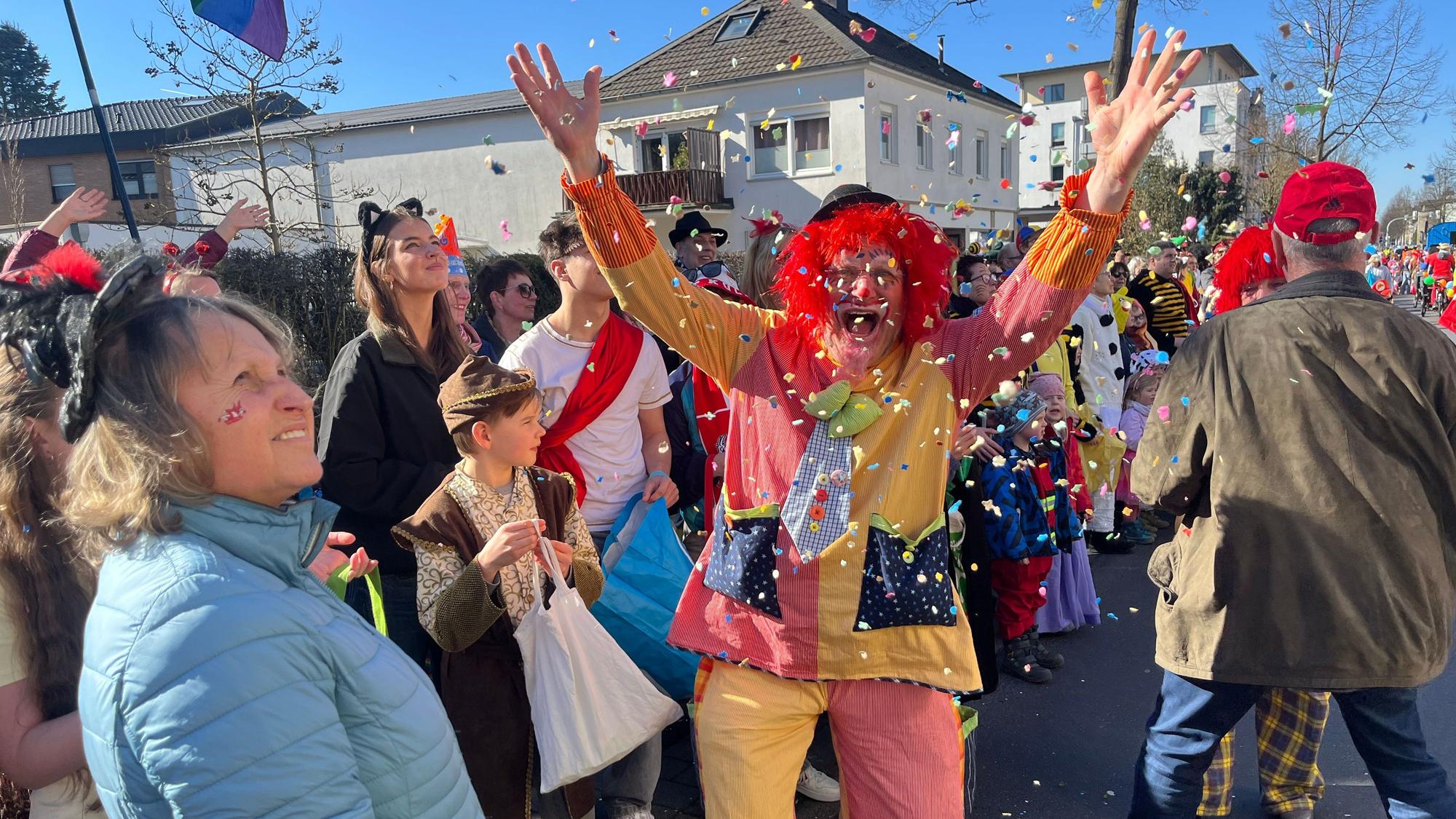 So wie hier in Hennef feierten in den Städten und Gemeinden die Jecken fröhlich und friedlich.