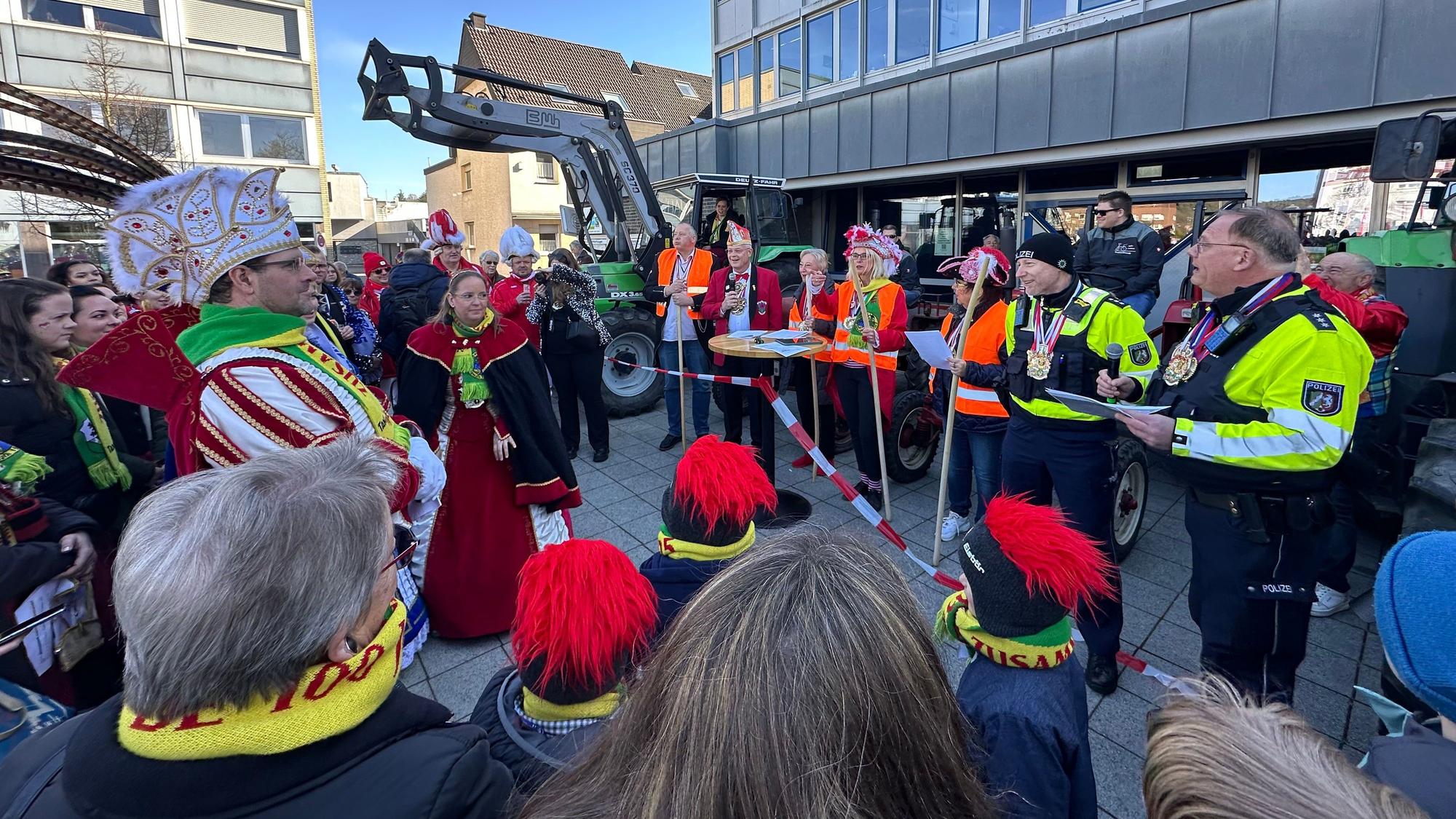 Traktoren stehen als Sperre vor dem Rathaus in Lohmar.