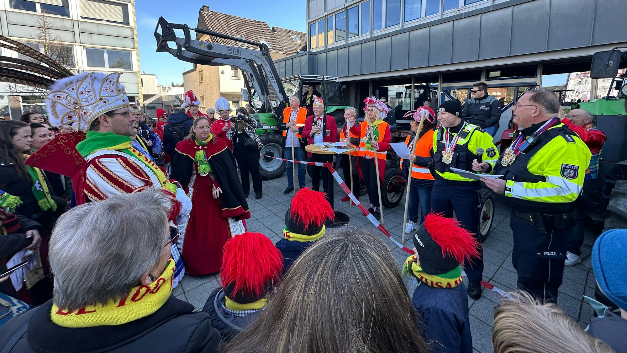 Traktoren stehen als Sperre vor dem Rathaus in Lohmar.