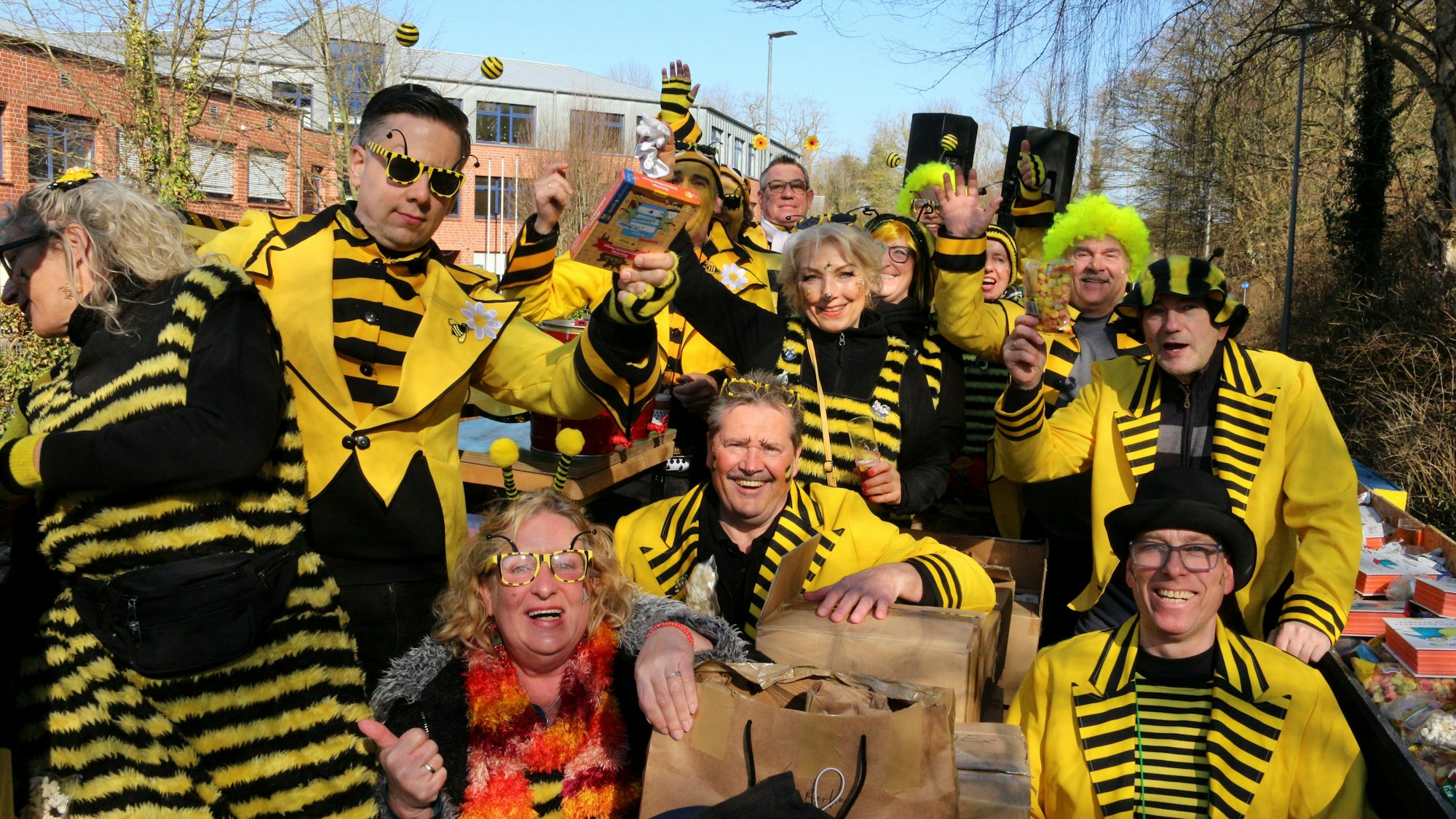 Das Foto zeigt eine Gruppe Freunde, die als Bienen kostümiert sind.