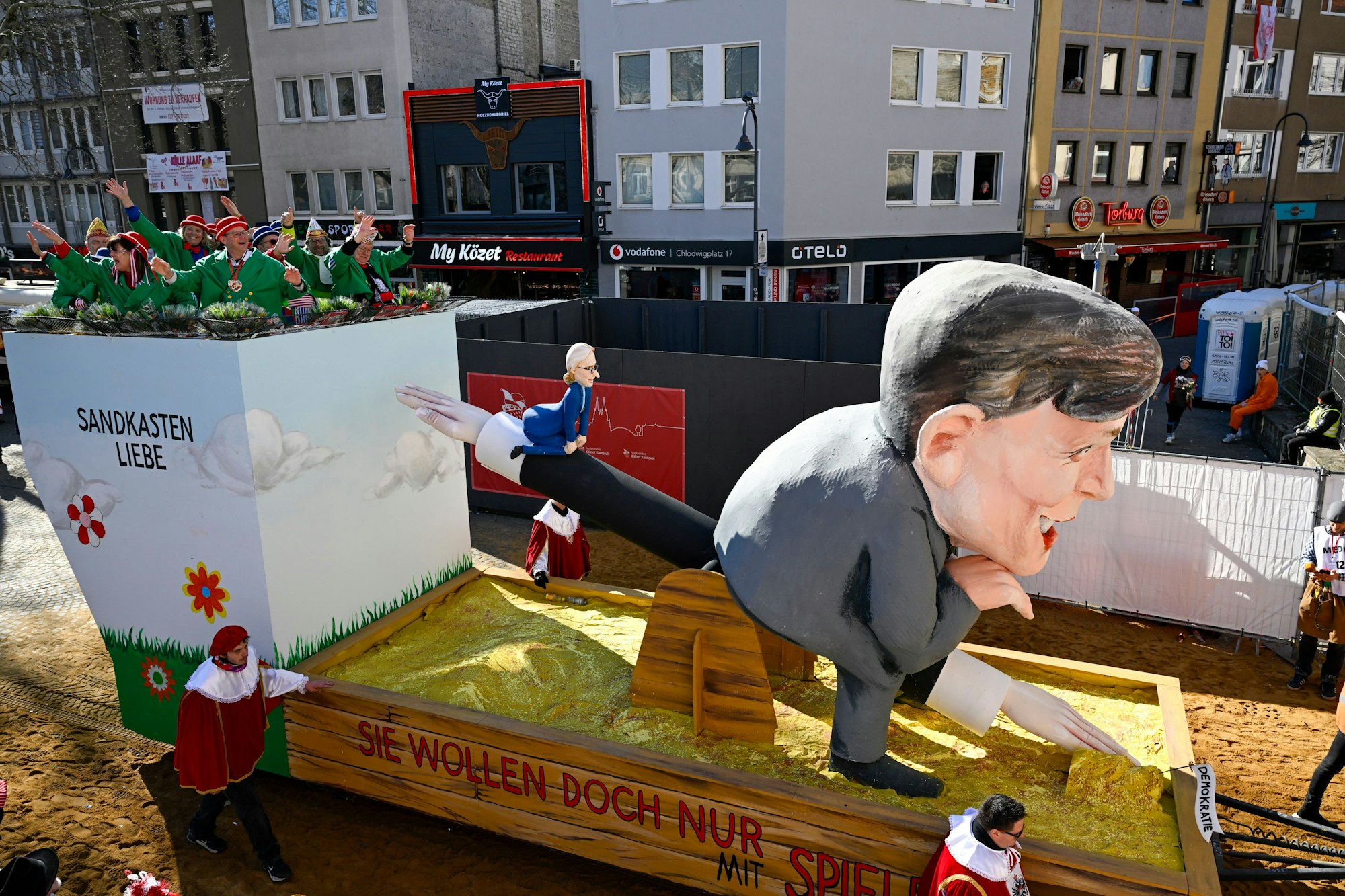 03.03.2025, Köln: Der Rosenmontagszug zieht durch die Severinstraße. Die Jecken feiern am Rosenmontag den Karneval bei bestem Wetter und schönstem Sonnenschein. Foto: Uwe Weiser