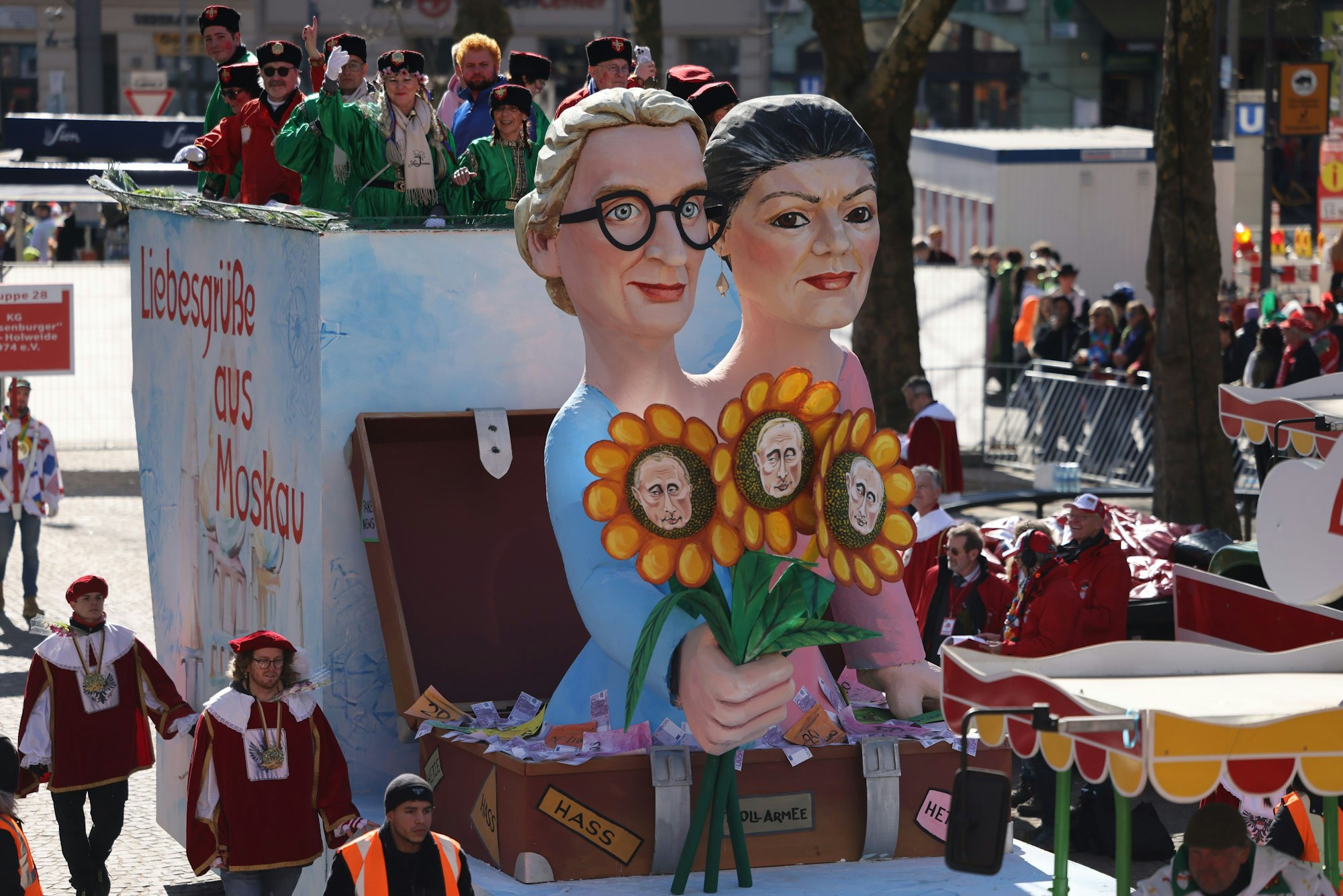 Einer der Persiflagewagen auf dem Rosenmontagszug: Er zeigt Alice Weidel (AfD) und Sahra Wagenknecht (BSW).