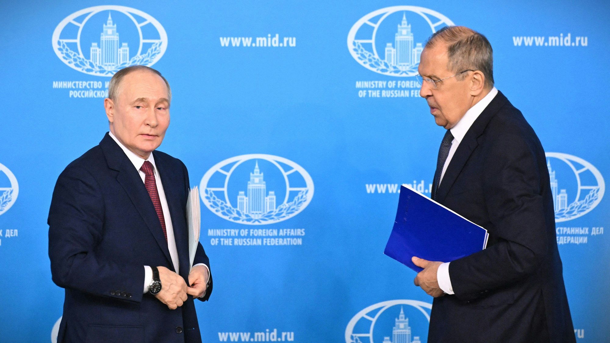 Kremlchef Wladimir Putin schweigt bisher zum Vorschlag einer Waffenruhe. Außenminister Sergej Lawrow (r.) gibt sich derweil trotzig – und attackiert Europa. (Archivbild)