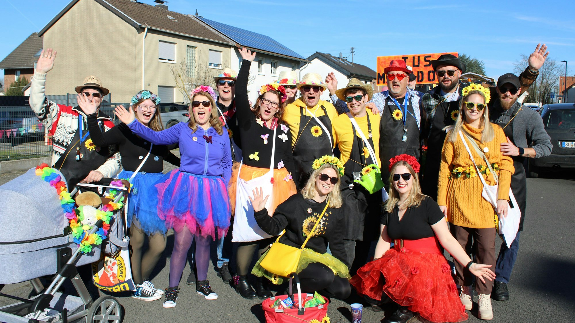 Der Meindorfer Männergesangsverein „Glück auf“ kommt als Blumen und Gärtner – passed zum Kölner Karnevalsmotto.
