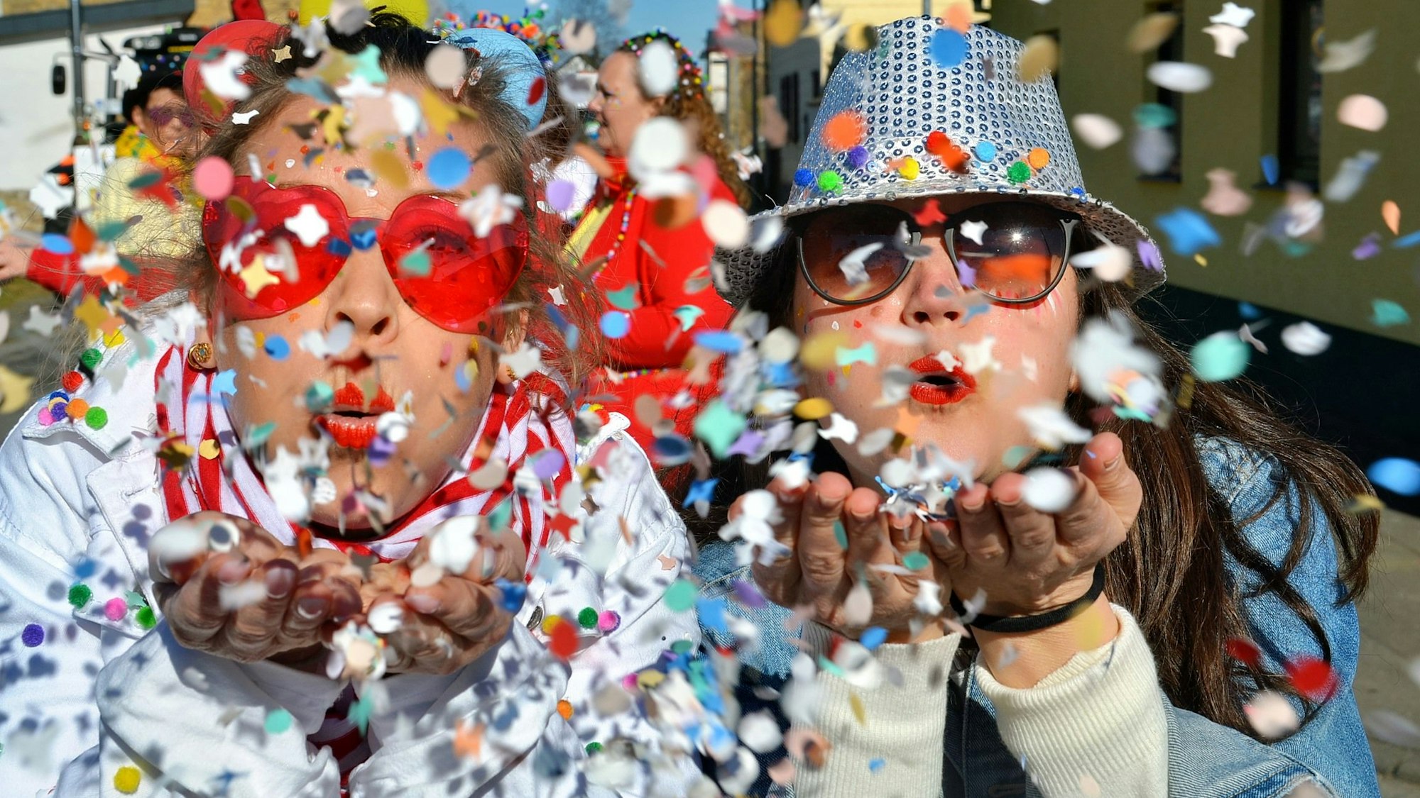 Kunterbunt und positiv bekloppt ließen sich die Iversheimer Jecken bei ihrem Straßenkarneval selbst hochleben.