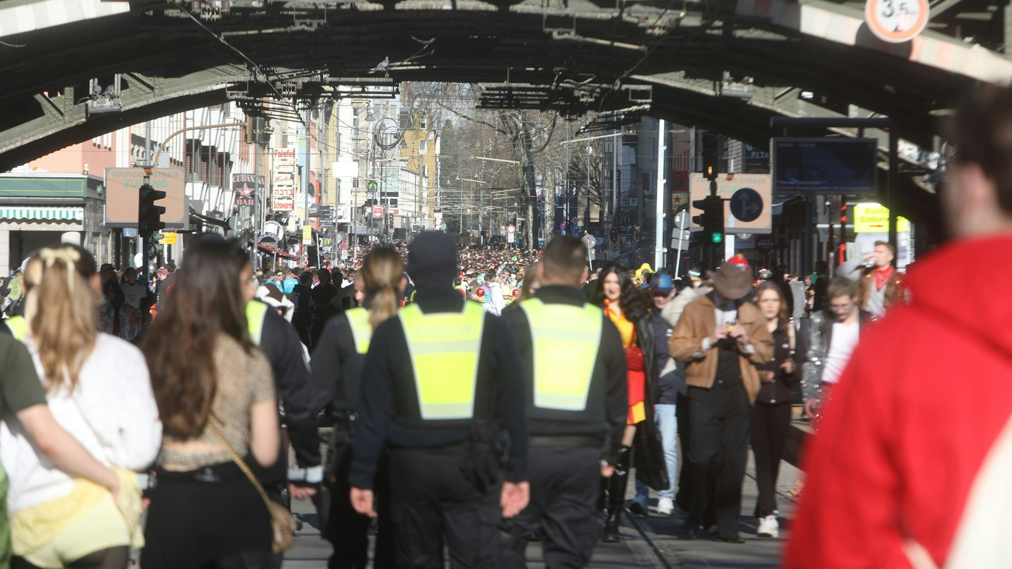 Am Nachmittag strömen immer mehr Jecken ins Zülpicher Viertel.