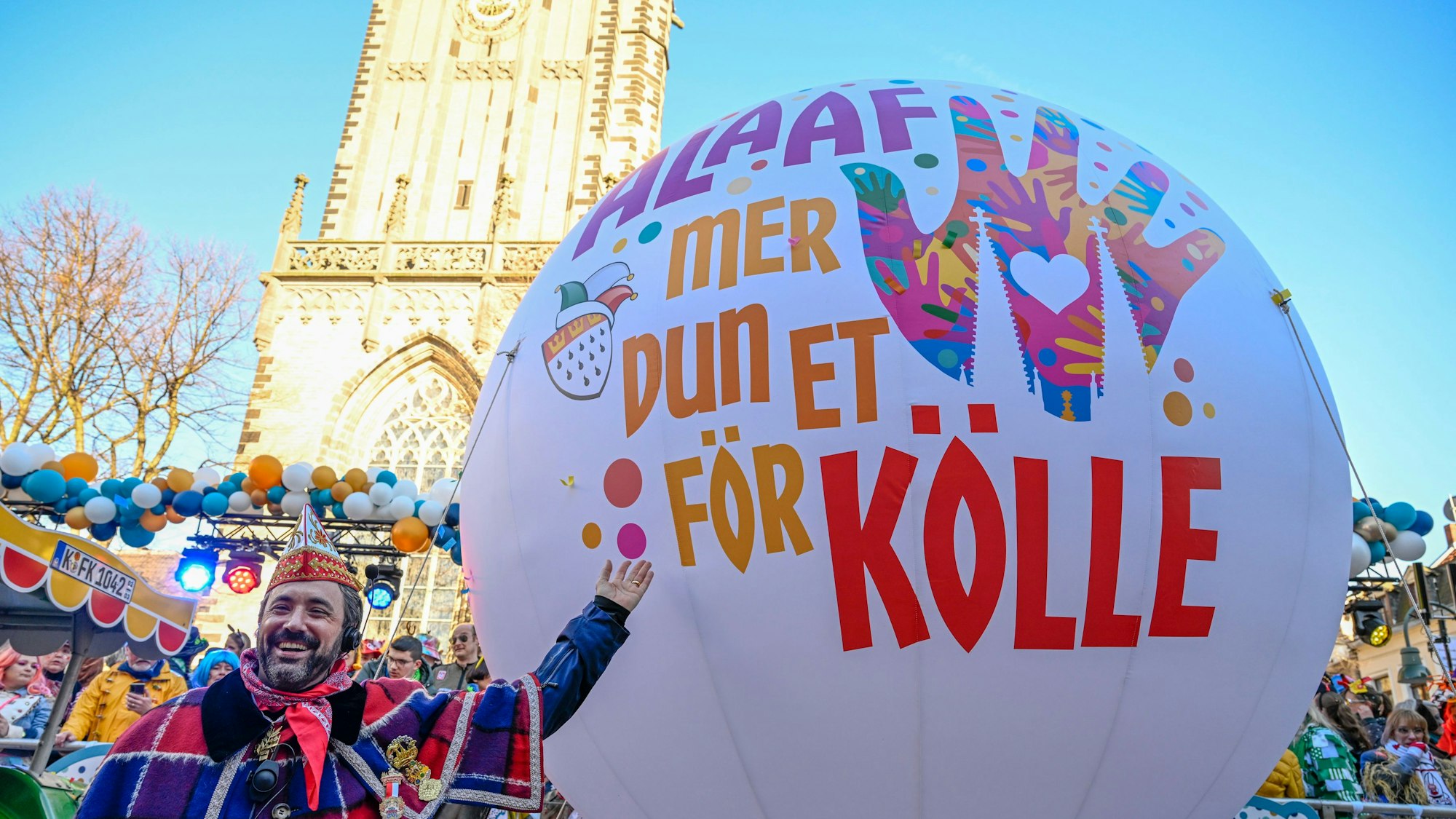 03.03.2025, Köln: Das neue Motto ist "Alaaf, mer dun et för Kölle". Der Rosenmontagszug zieht durch die Severinstraße. Die Jecken feiern am Rosenmontag den Karneval bei bestem Wetter und schönstem Sonnenschein. Foto: Uwe Weiser