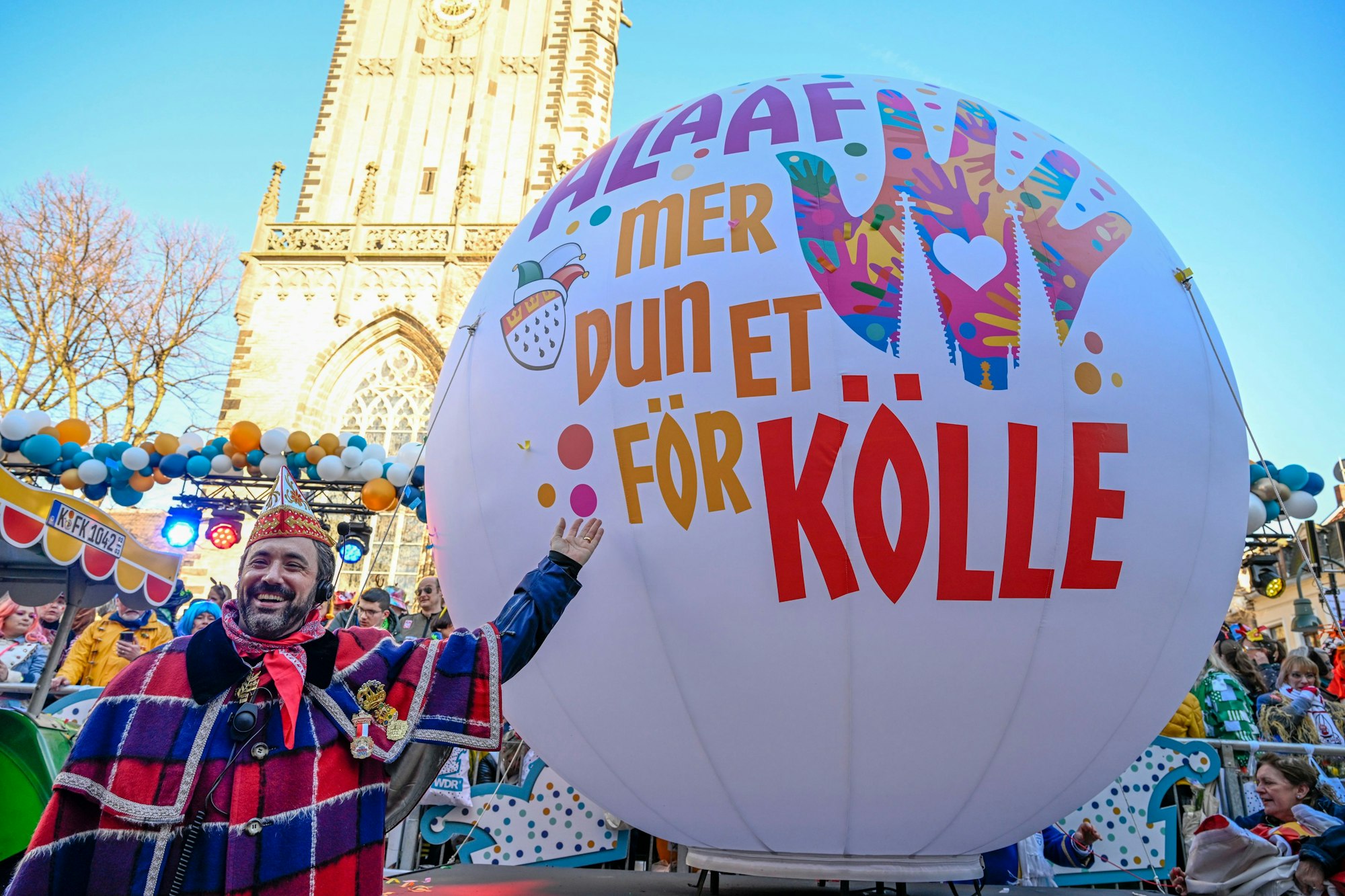 03.03.2025, Köln: Das neue Motto ist "Alaaf, mer dun et för Kölle". Der Rosenmontagszug zieht durch die Severinstraße. Die Jecken feiern am Rosenmontag den Karneval bei bestem Wetter und schönstem Sonnenschein. Foto: Uwe Weiser