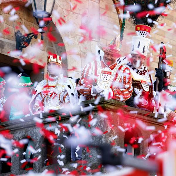 Das Kölner Dreigestirn bestehend aus Prinz Renà I. Mitte, Renà Klöver, Bauer Michael rechts, Michael Samm und Jungfrau Marlis links, Hendrik Ermen eröffnet den Rosenmontagszug. Verkleidete Karnevalisten und Zuschauer säumen den Rosenmontagszug 2025 auf der Kölner Severinsstraße. In diesem Jahr waren viele andere Karnevalsumzüge aus Angst vor Anschlägen abgesagt worden. Köln, 03.03.2025 NRW Deutschland *** The Cologne triumvirate consisting of Prince Renà I center, Renà Klöver , Farmer Michael right, Michael Samm and Maid Marlis left, Hendrik Ermen opens the Rose Monday parade Disguised carnivalists and spectators line the Rose Monday parade 2025 on Colognes Severinsstraße This year, many other carnival parades had been canc Copyright: xChristophxHardtx