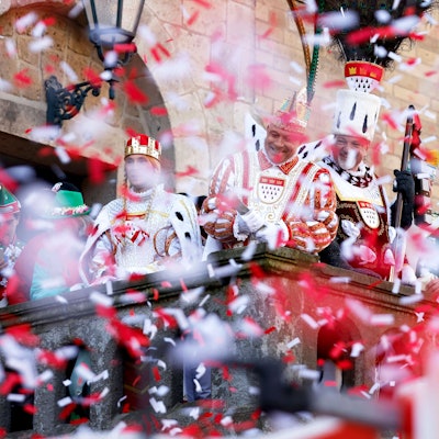 Das Kölner Dreigestirn bestehend aus Prinz Renà I. Mitte, Renà Klöver, Bauer Michael rechts, Michael Samm und Jungfrau Marlis links, Hendrik Ermen eröffnet den Rosenmontagszug. Verkleidete Karnevalisten und Zuschauer säumen den Rosenmontagszug 2025 auf der Kölner Severinsstraße. In diesem Jahr waren viele andere Karnevalsumzüge aus Angst vor Anschlägen abgesagt worden. Köln, 03.03.2025 NRW Deutschland *** The Cologne triumvirate consisting of Prince Renà I center, Renà Klöver , Farmer Michael right, Michael Samm and Maid Marlis left, Hendrik Ermen opens the Rose Monday parade Disguised carnivalists and spectators line the Rose Monday parade 2025 on Colognes Severinsstraße This year, many other carnival parades had been canc Copyright: xChristophxHardtx