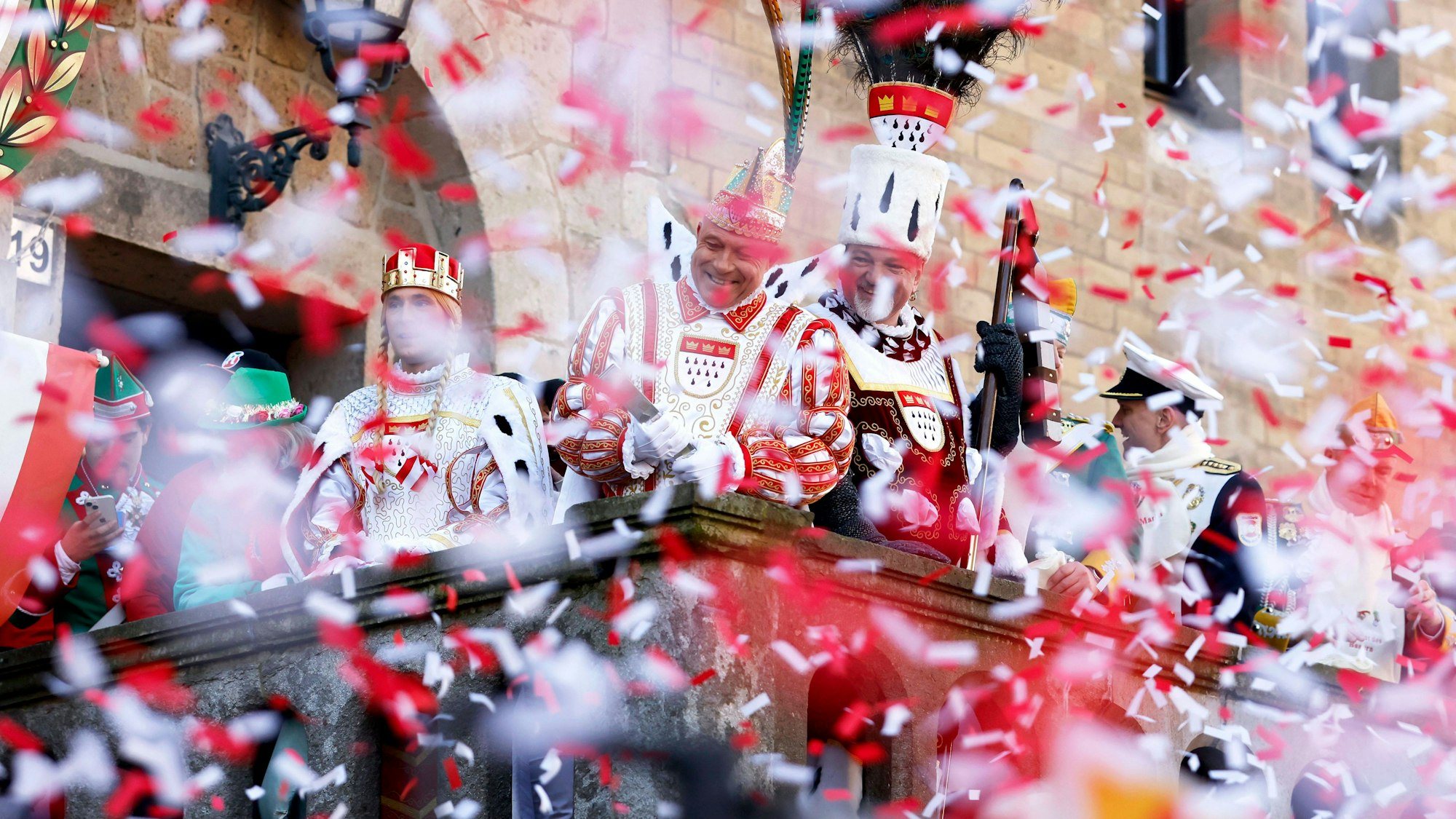 Das Kölner Dreigestirn bestehend aus Prinz Renà I. Mitte, Renà Klöver, Bauer Michael rechts, Michael Samm und Jungfrau Marlis links, Hendrik Ermen eröffnet den Rosenmontagszug. Verkleidete Karnevalisten und Zuschauer säumen den Rosenmontagszug 2025 auf der Kölner Severinsstraße. In diesem Jahr waren viele andere Karnevalsumzüge aus Angst vor Anschlägen abgesagt worden. Köln, 03.03.2025 NRW Deutschland *** The Cologne triumvirate consisting of Prince Renà I center, Renà Klöver , Farmer Michael right, Michael Samm and Maid Marlis left, Hendrik Ermen opens the Rose Monday parade Disguised carnivalists and spectators line the Rose Monday parade 2025 on Colognes Severinsstraße This year, many other carnival parades had been canc Copyright: xChristophxHardtx