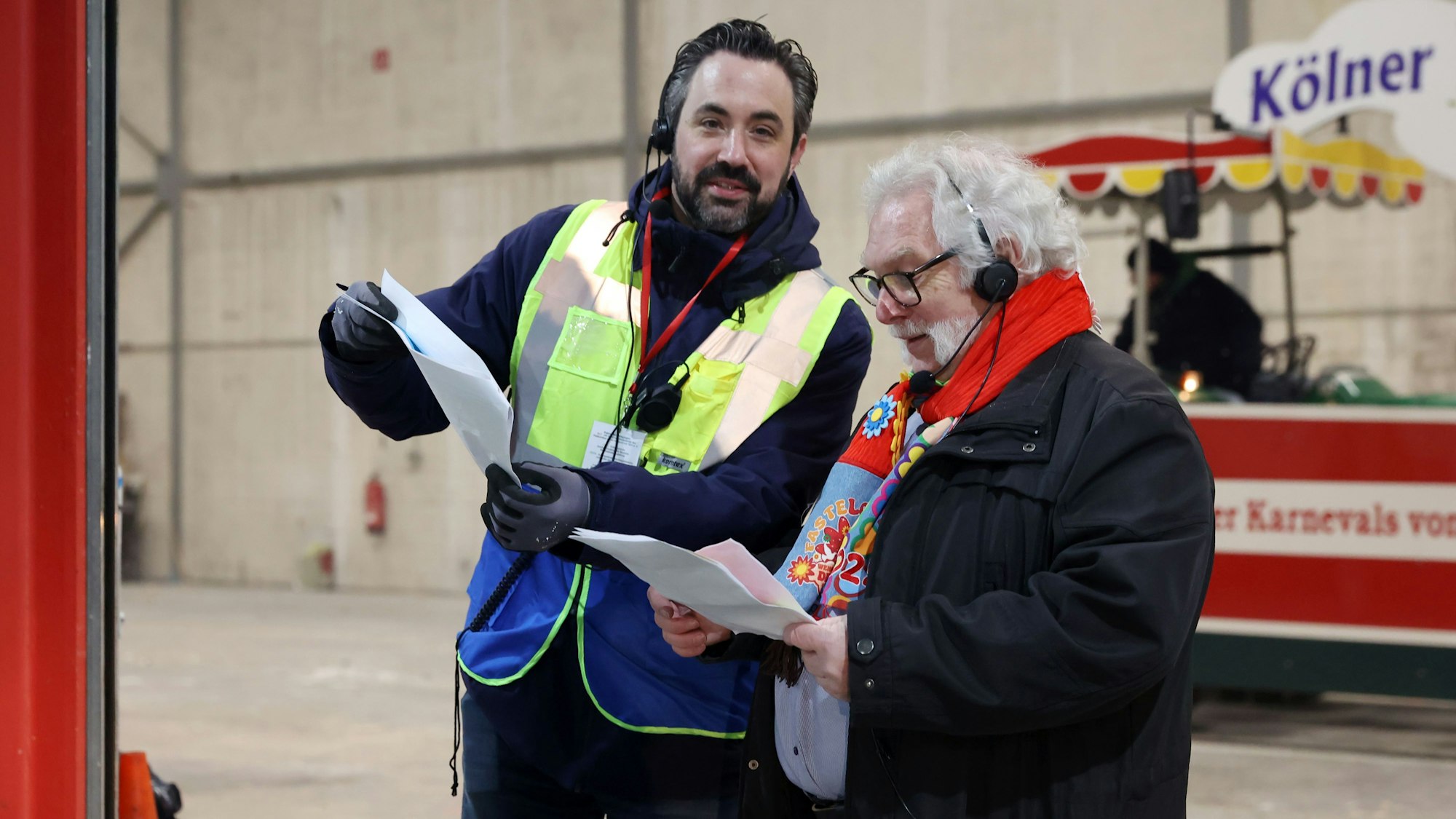 03.03.2025
Köln:
Rosenmontagszug:
Am frühen Morgen transportiert das Festkomitee Kölner Karneval alle Fahrzeuge des Rosenmontagszugs aus der Wagenhalle des Haus des Karnevals in die Südstadt. Reportage über den „Zug vor dem Zug“.
Zugleiter Marc Michelske und
Harald Michael ,Wagenhallen- Leiter
Foto: Martina Goyert