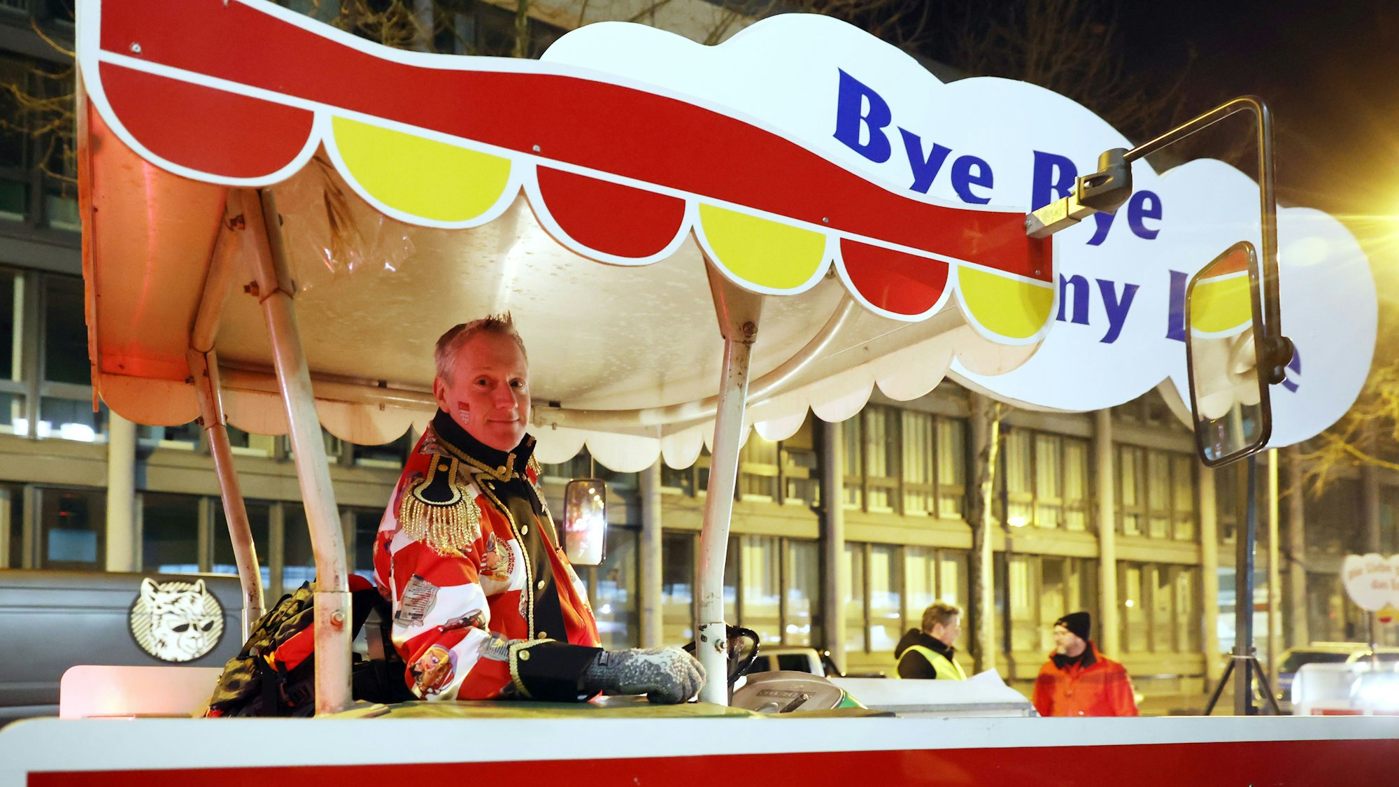 03.03.2025
Köln:
Rosenmontagszug:
Am frühen Morgen transportiert das Festkomitee Kölner Karneval alle Fahrzeuge des Rosenmontagszugs aus der Wagenhalle des Haus des Karnevals in die Südstadt. Reportage über den „Zug vor dem Zug“.
Thorsten Hunold 1.Wagenfahrer
Foto: Martina Goyert