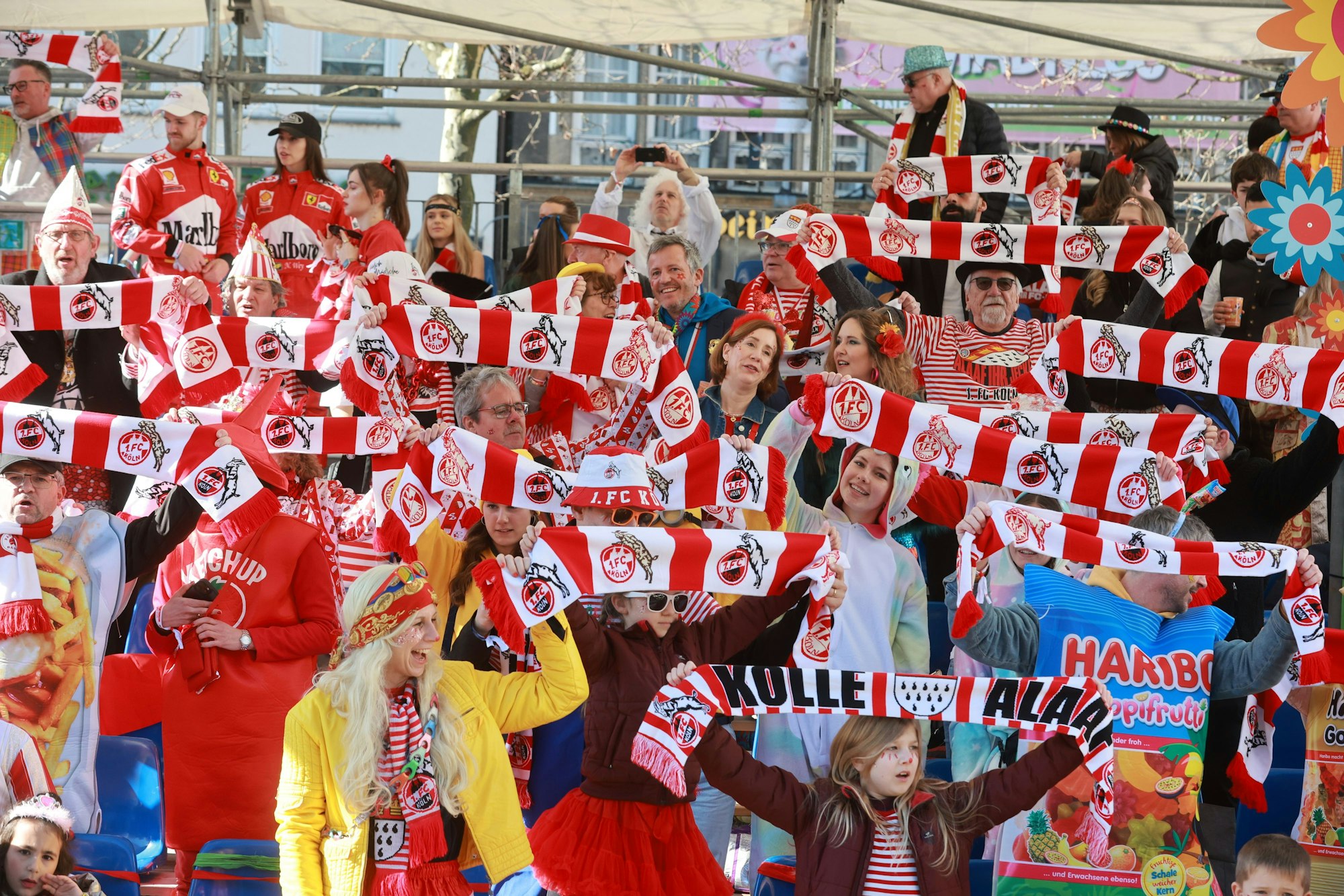 Gute Stimmung auf der FC-Tribüne am Heumarkt.