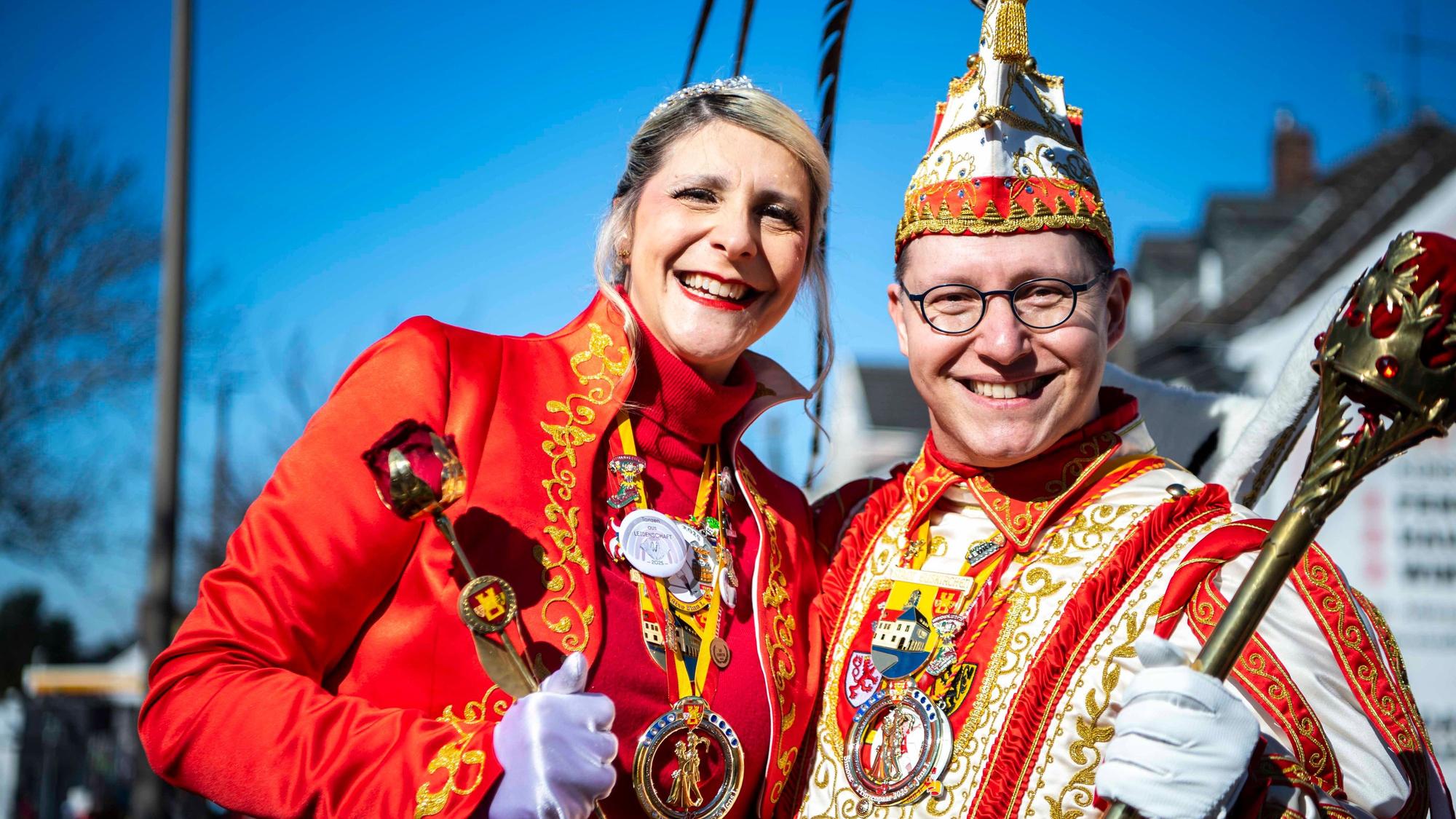 Der Euskirchener Rosenmontagszug ist gestartet. Bei strahlendem Sonnenschein ziehen 68 Gruppen durch die Kreisstadt.