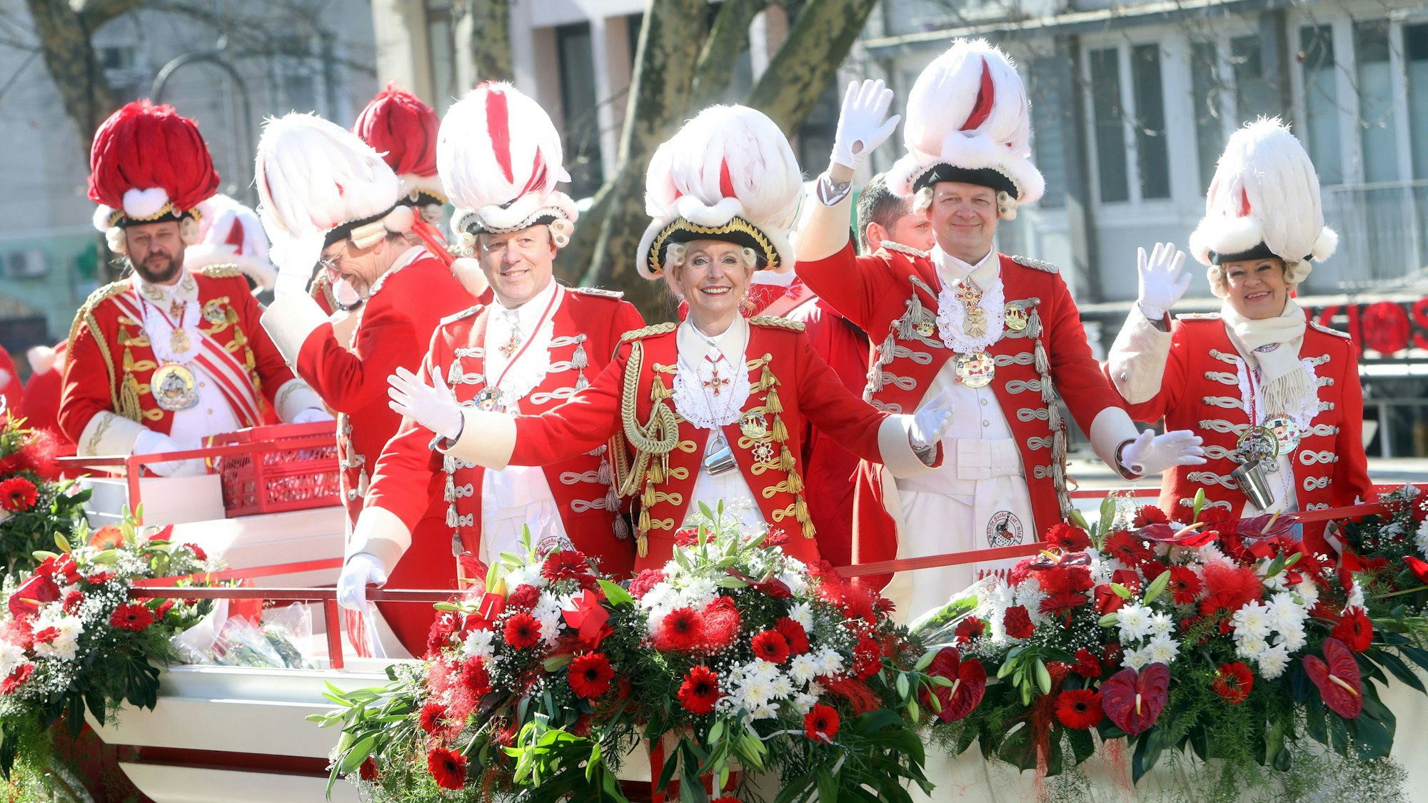 OB Henriette Reker und Bundesinnenminsterin Nancy Faser (rechts) fahren auf dem Wagen der Roten Funken mit.