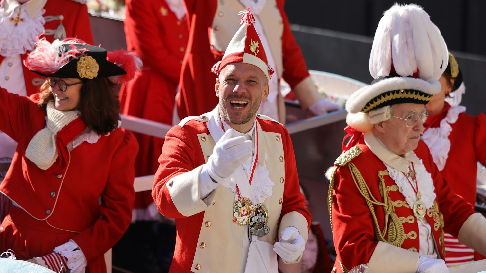 Lukas Podolski (M.) steht auf dem Wagen der „Roten Funken“.