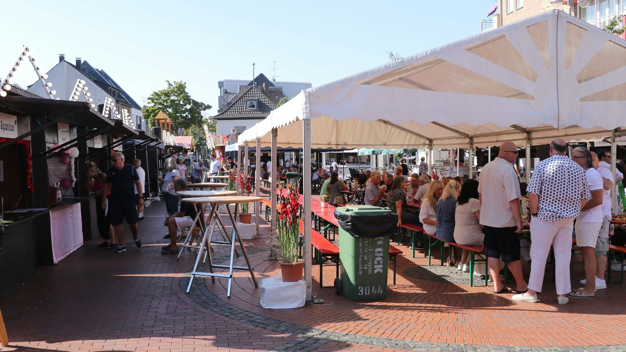 Beliebter Treffpunkt: der Weinmarkt in Pulheim.