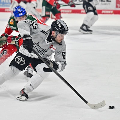 DEL Augsburger Panther - Kölner Haie, 02.03.2025 im Duell Thomas SCHEMITSCH Augsburger Panther 62 und Parker TUOMIE Koelner Haie 62 / Zweikampf / DEL: Augsburger Panther - Koelner Haie, Curt Frenzel Stadion am 02.03.2025 *** DEL Augsburger Panther Kölner Haie, 02 03 2025 in duel Thomas SCHEMITSCH Augsburger Panther 62 and Parker TUOMIE Koelner Haie 62 duel DEL Augsburger Panther Koelner Haie, Curt Frenzel Stadion on 02 03 2025 Copyright: xBEAUTIFULxSPORTS/Goldbergx