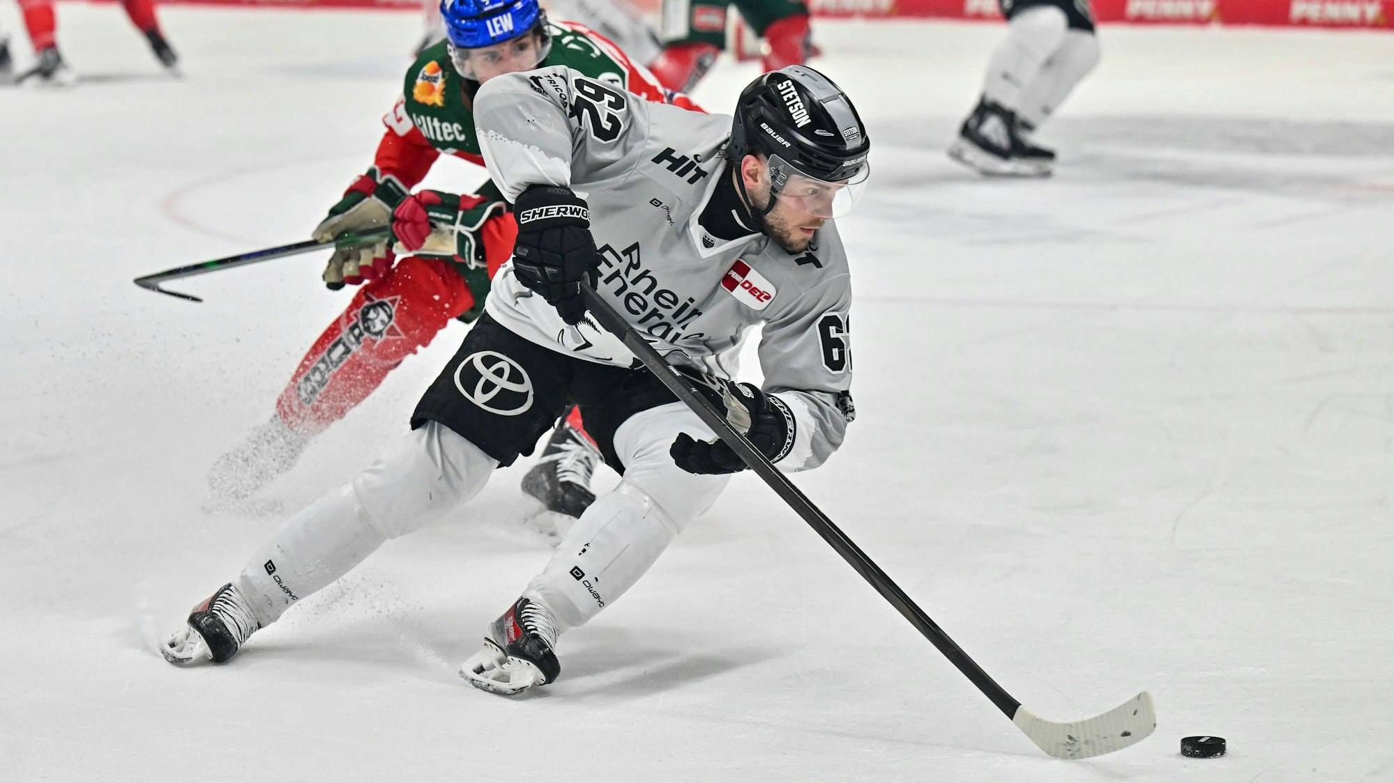 DEL Augsburger Panther - Kölner Haie, 02.03.2025 im Duell Thomas SCHEMITSCH Augsburger Panther 62 und Parker TUOMIE Koelner Haie 62 / Zweikampf / DEL: Augsburger Panther - Koelner Haie, Curt Frenzel Stadion am 02.03.2025 *** DEL Augsburger Panther Kölner Haie, 02 03 2025 in duel Thomas SCHEMITSCH Augsburger Panther 62 and Parker TUOMIE Koelner Haie 62 duel DEL Augsburger Panther Koelner Haie, Curt Frenzel Stadion on 02 03 2025 Copyright: xBEAUTIFULxSPORTS/Goldbergx