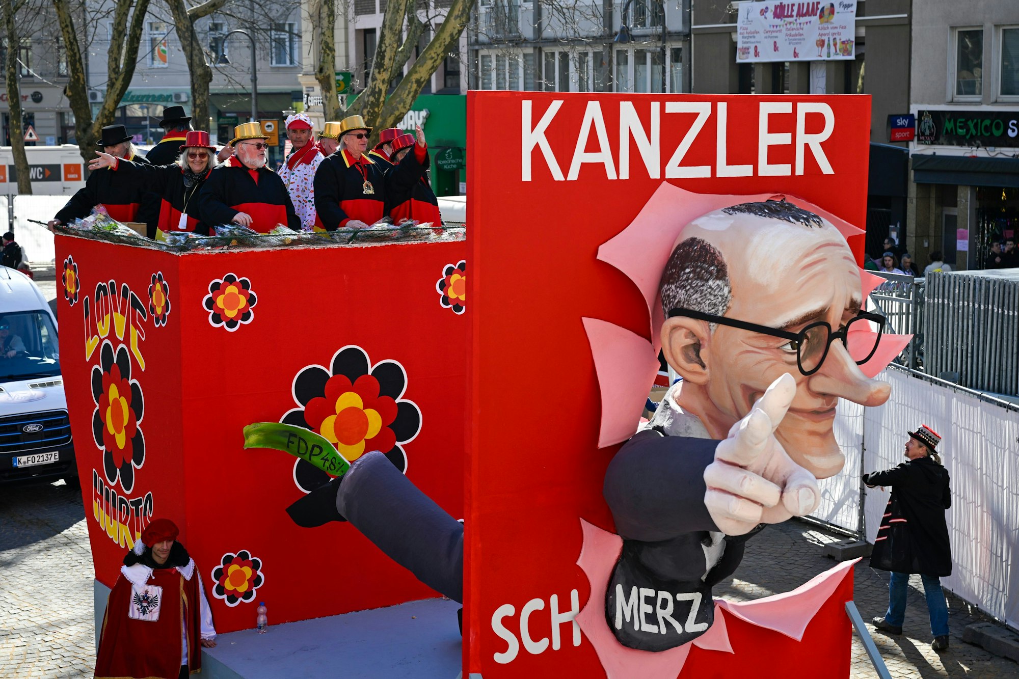 03.03.2025, Köln: Der Rosenmontagszug zieht durch die Severinstraße. Die Jecken feiern am Rosenmontag den Karneval bei bestem Wetter und schönstem Sonnenschein. Foto: Uwe Weiser