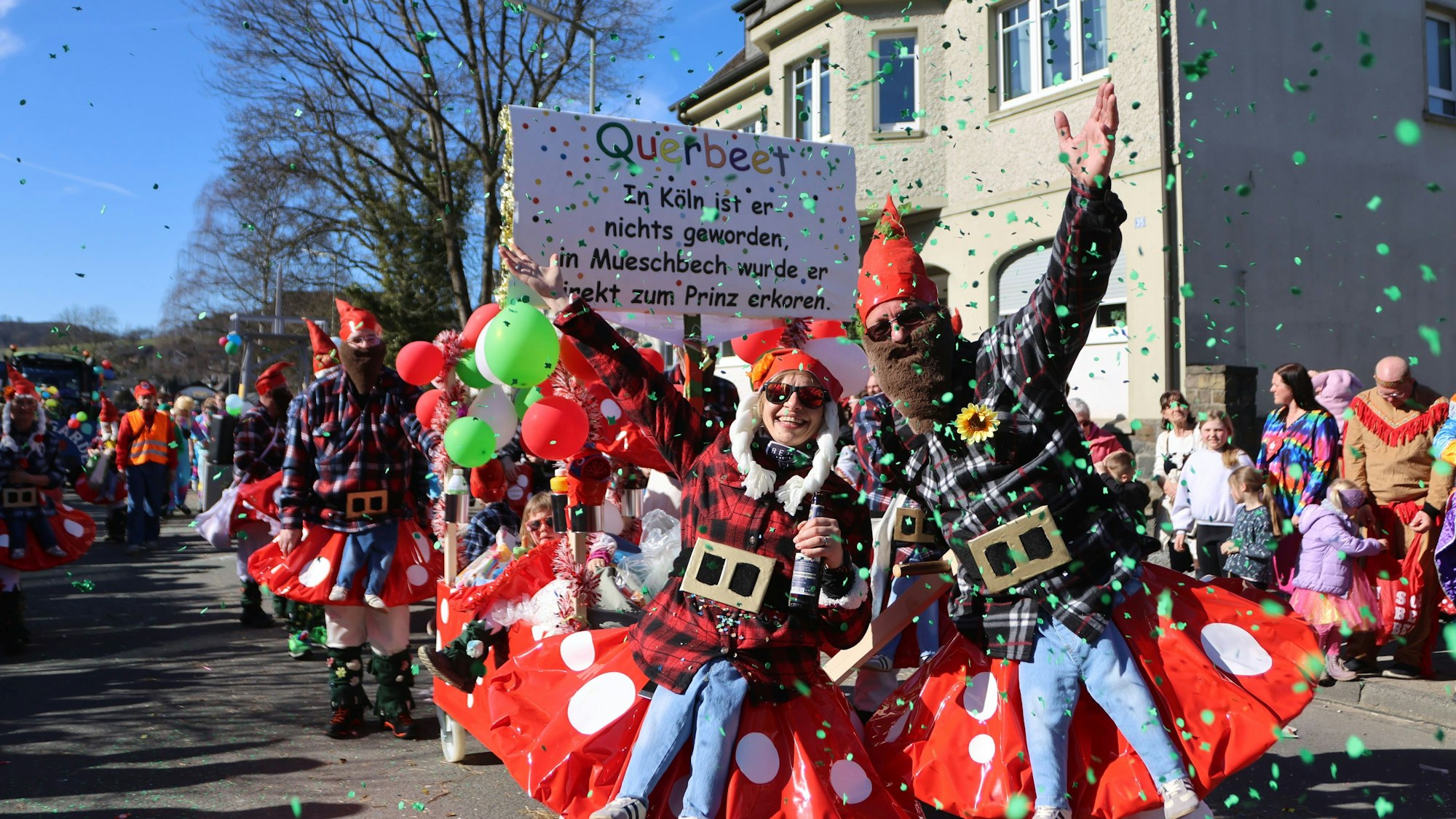 Eine bunt verkleidete Gruppe in einem Karnevalszug.