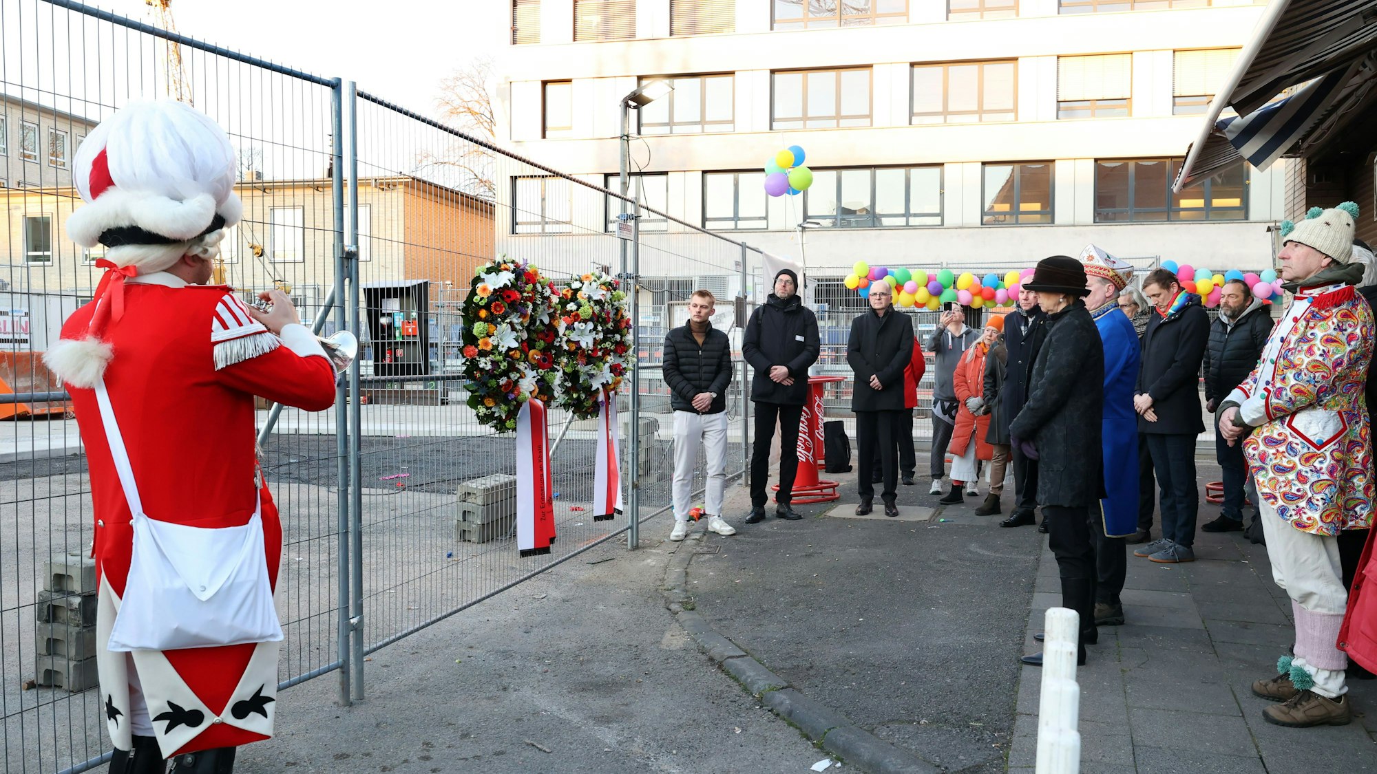 Henriette Reker erinnert zusammen mit Christoph Kuckelkorn bei einem stillen Gedenken an den 16. Jahrestag des Archiveinsturzes.