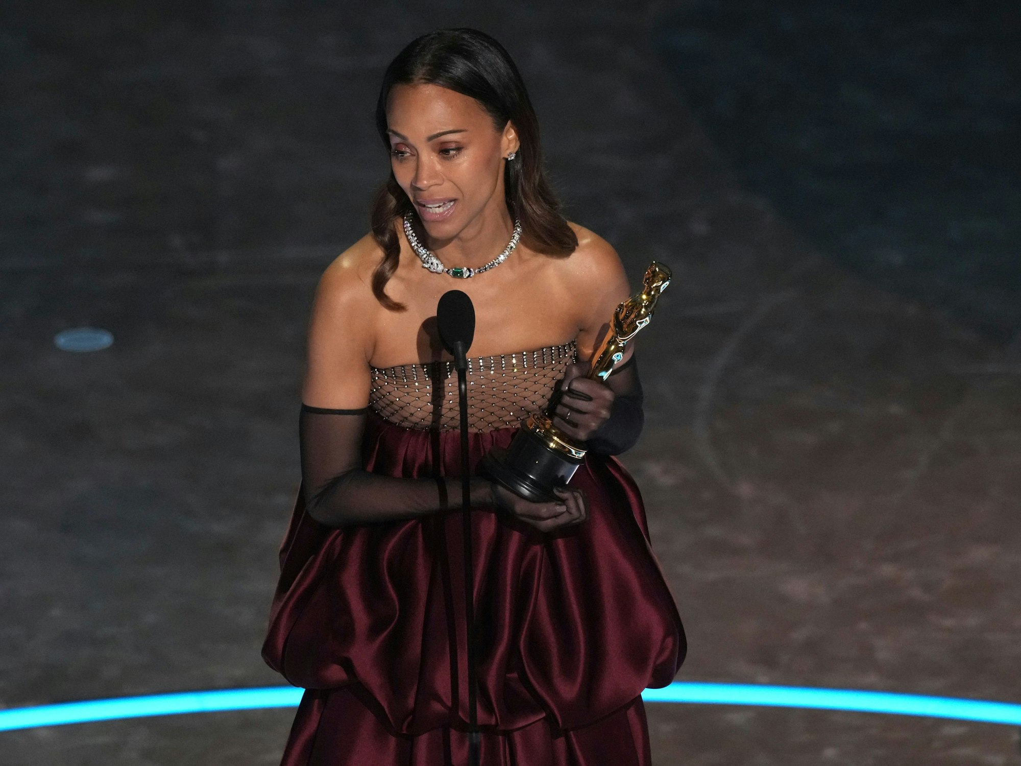 Zoe Saldaña nimmt den Preis für die beste Leistung einer Schauspielerin in einer Nebenrolle für ‚Emilia Perez‘ entgegen.