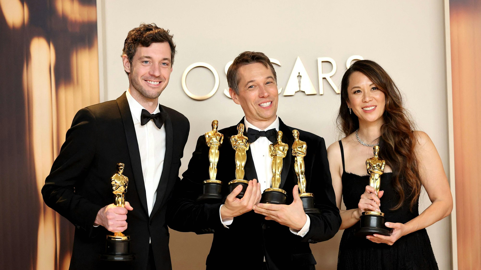 HOLLYWOOD, CALIFORNIA - MARCH 02: (L-R) Alex Coco, Sean Baker, and Samantha Quan, winners of the Best Picture for Anora, pose in the press room during the 97th Annual Oscars at Ovation Hollywood on March 02, 2025 in Hollywood, California. Mike Coppola/Getty Images/AFP (Photo by Mike Coppola / GETTY IMAGES NORTH AMERICA / Getty Images via AFP)