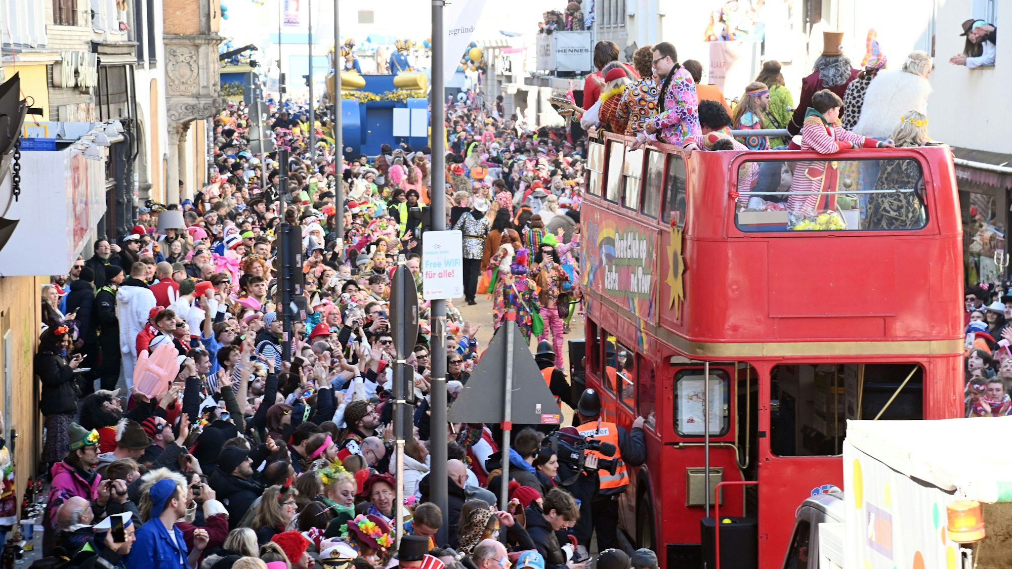 Nicht nur der Rosenmontagszug zieht zahlreiche Besucher nach Köln. (Archivfoto)