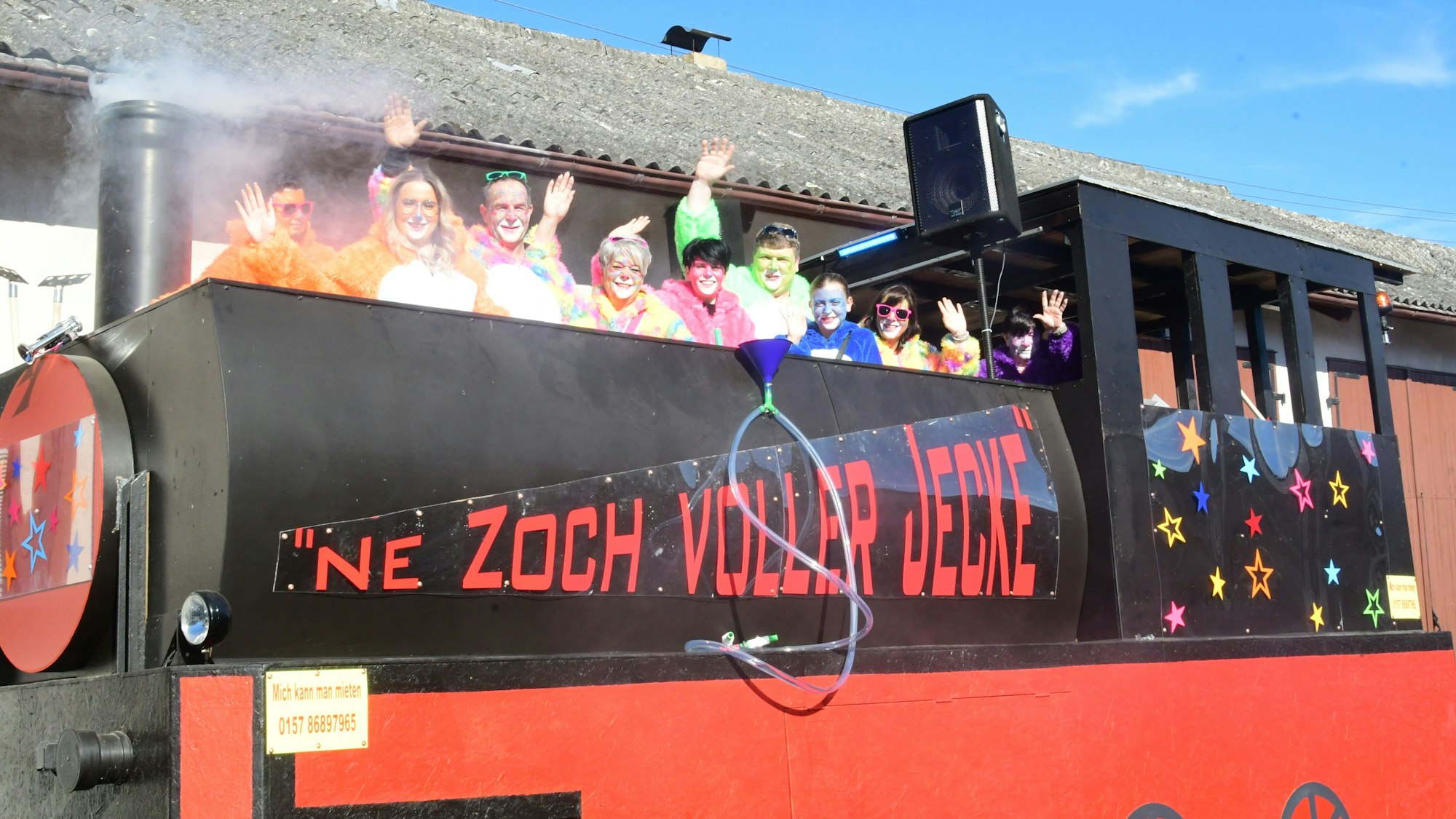 Viel Dampf auf der Lokomotive.