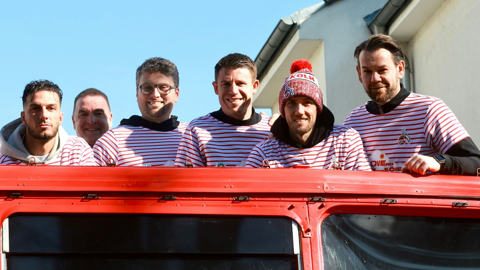 Spieler des 1. FC Köln beim Rosenmontagszug.