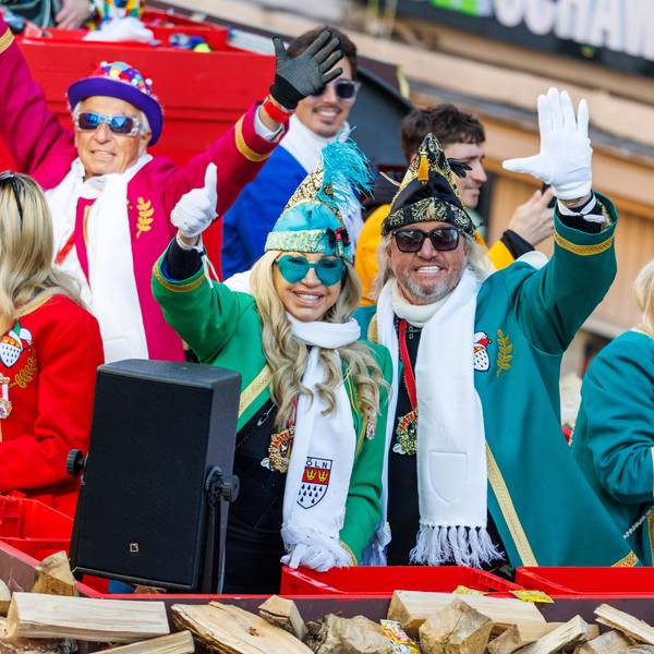 Die Geissens auf dem Rosenmontagzug: Shania Geiss (l-r), Carmen Geiss, Robert Geiss und Davina Geiss hatten sichtlich Spaß.