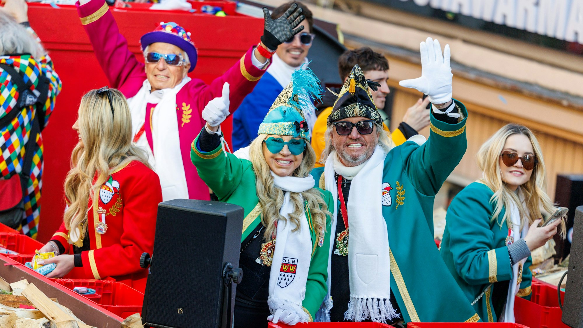 03.03.2025, Nordrhein-Westfalen, Köln: Shania Geiss (l-r), Reinhold Geiss, Carmen Geiss, Robert Geiss und Davina Geiss auf einem Wagen beim Rosenmontagszug in Köln.