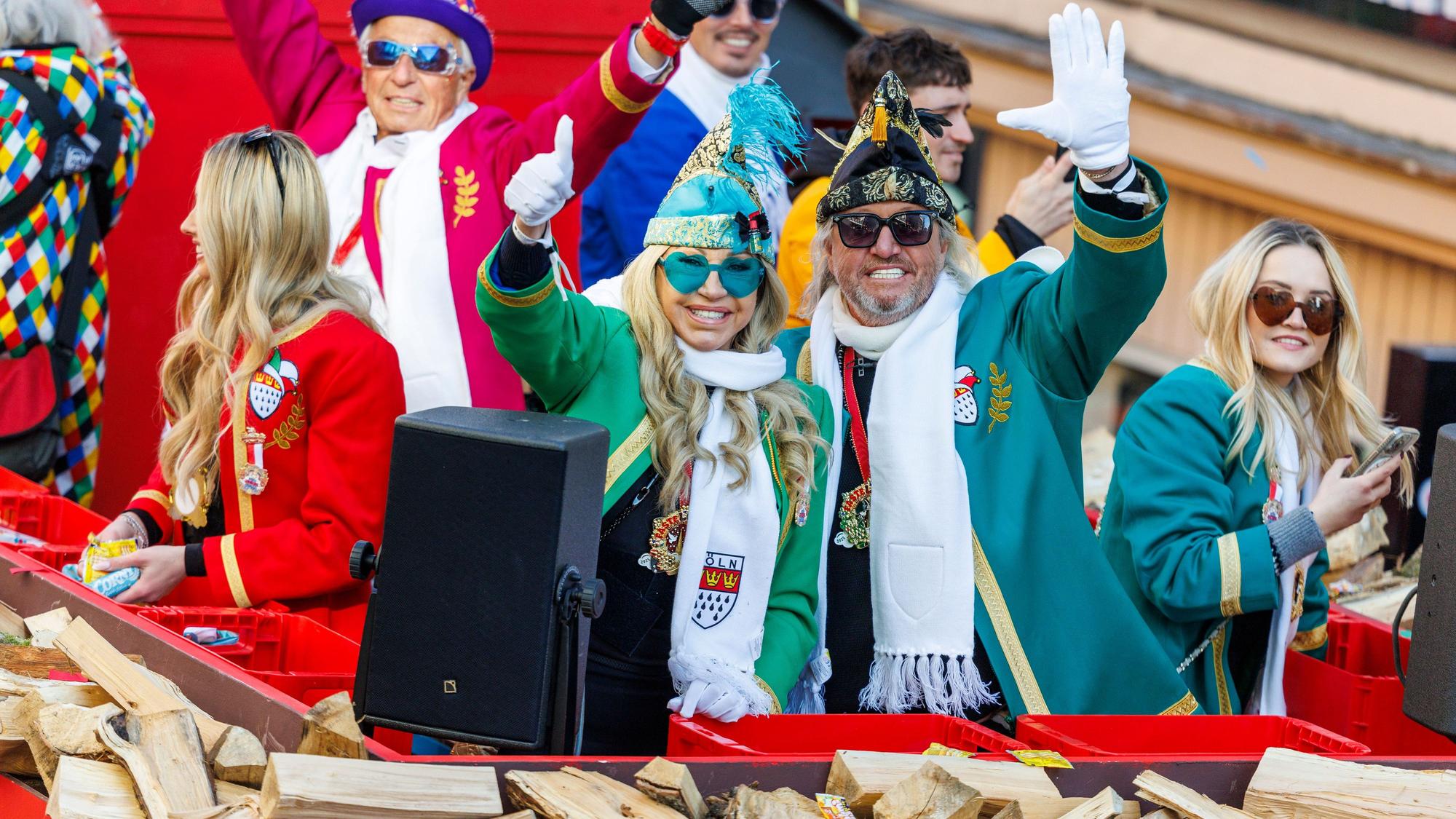 Die Geissens auf dem Rosenmontagzug: Shania Geiss (l-r), Carmen Geiss, Robert Geiss und Davina Geiss hatten sichtlich Spaß.