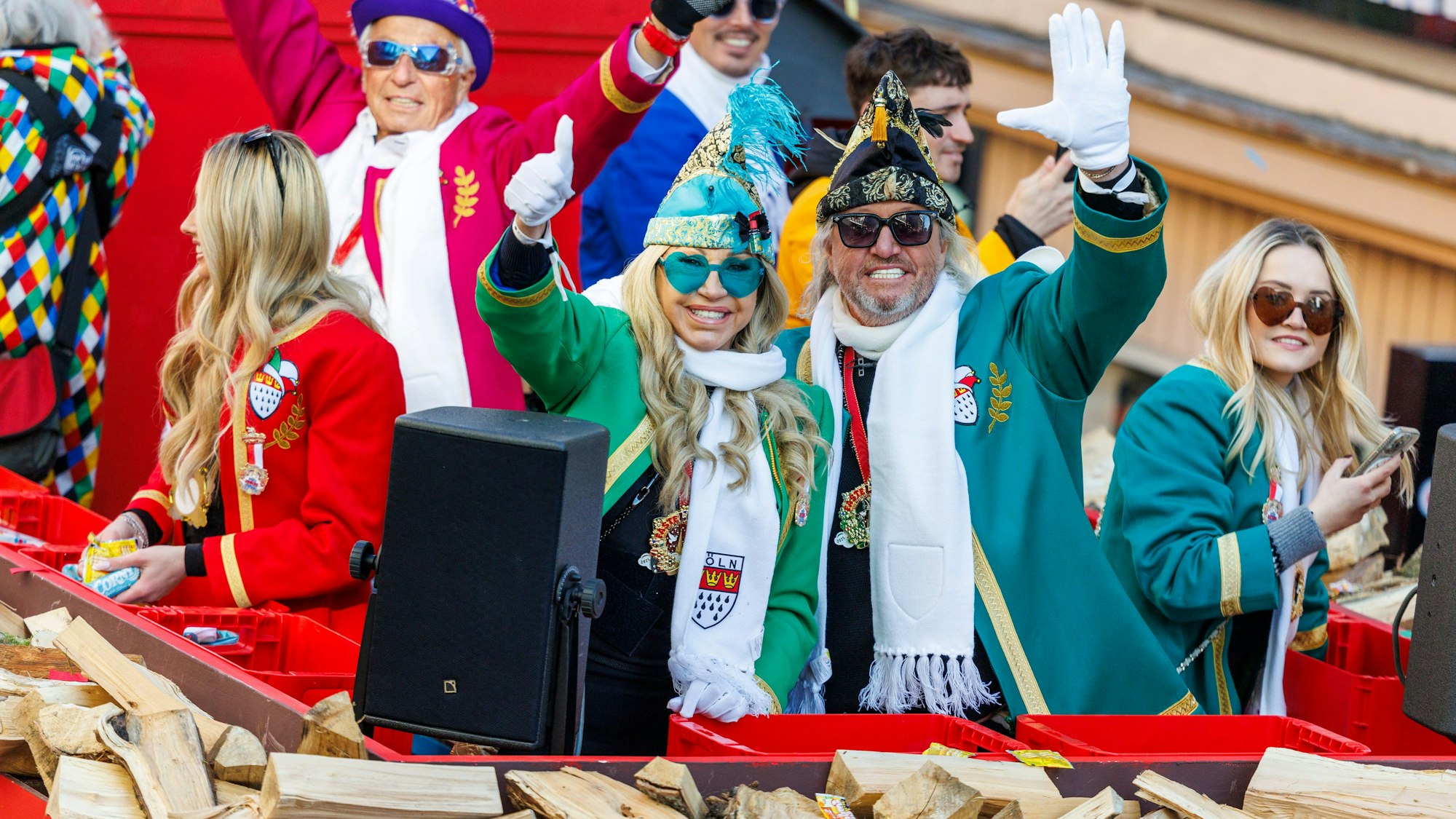 Die Geissens auf dem Rosenmontagzug: Shania Geiss (l-r), Carmen Geiss, Robert Geiss und Davina Geiss hatten sichtlich Spaß.