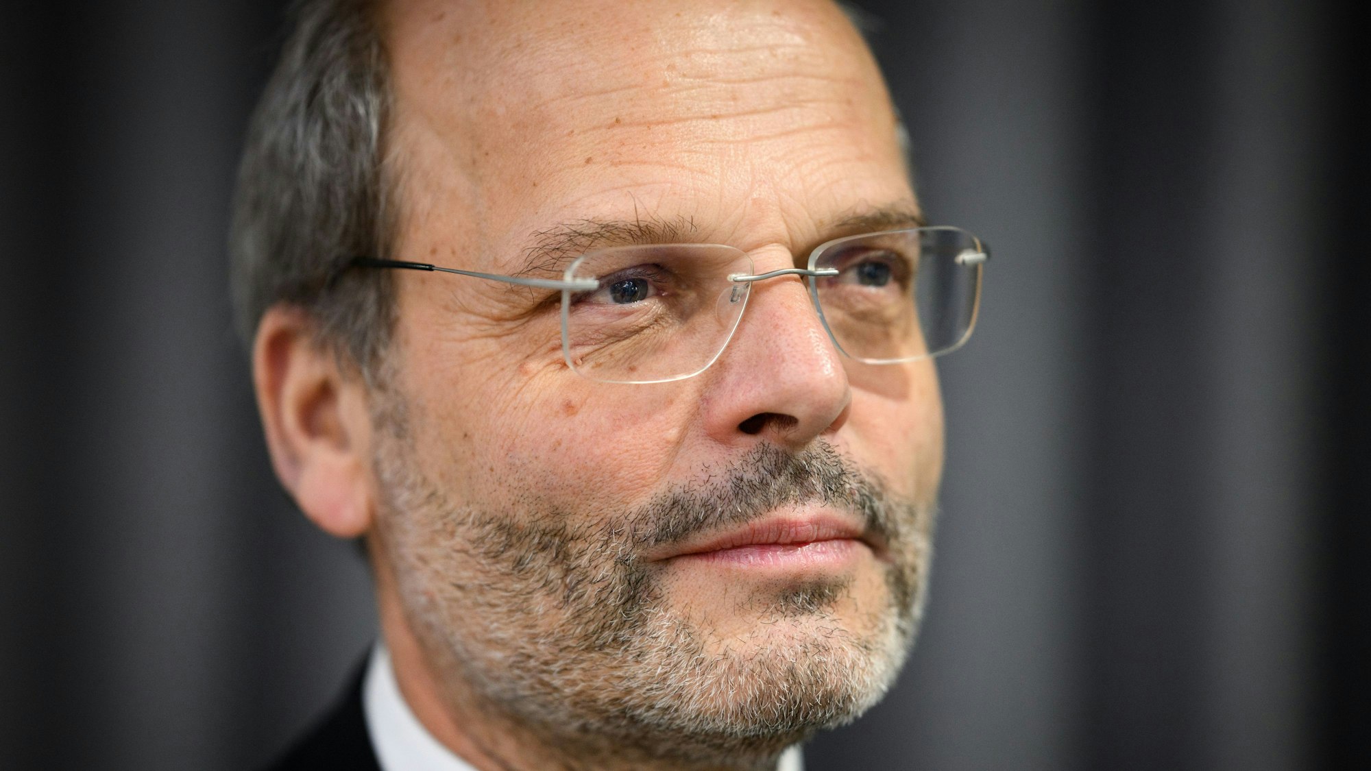 Felix Klein, Beauftragter der Bundesregierung für jüdisches Leben in Deutschland und den Kampf gegen Antisemitismus, steht vor einem Interview im Newsroom der Deutschen Presse-Agentur dpa. (Archivbild)