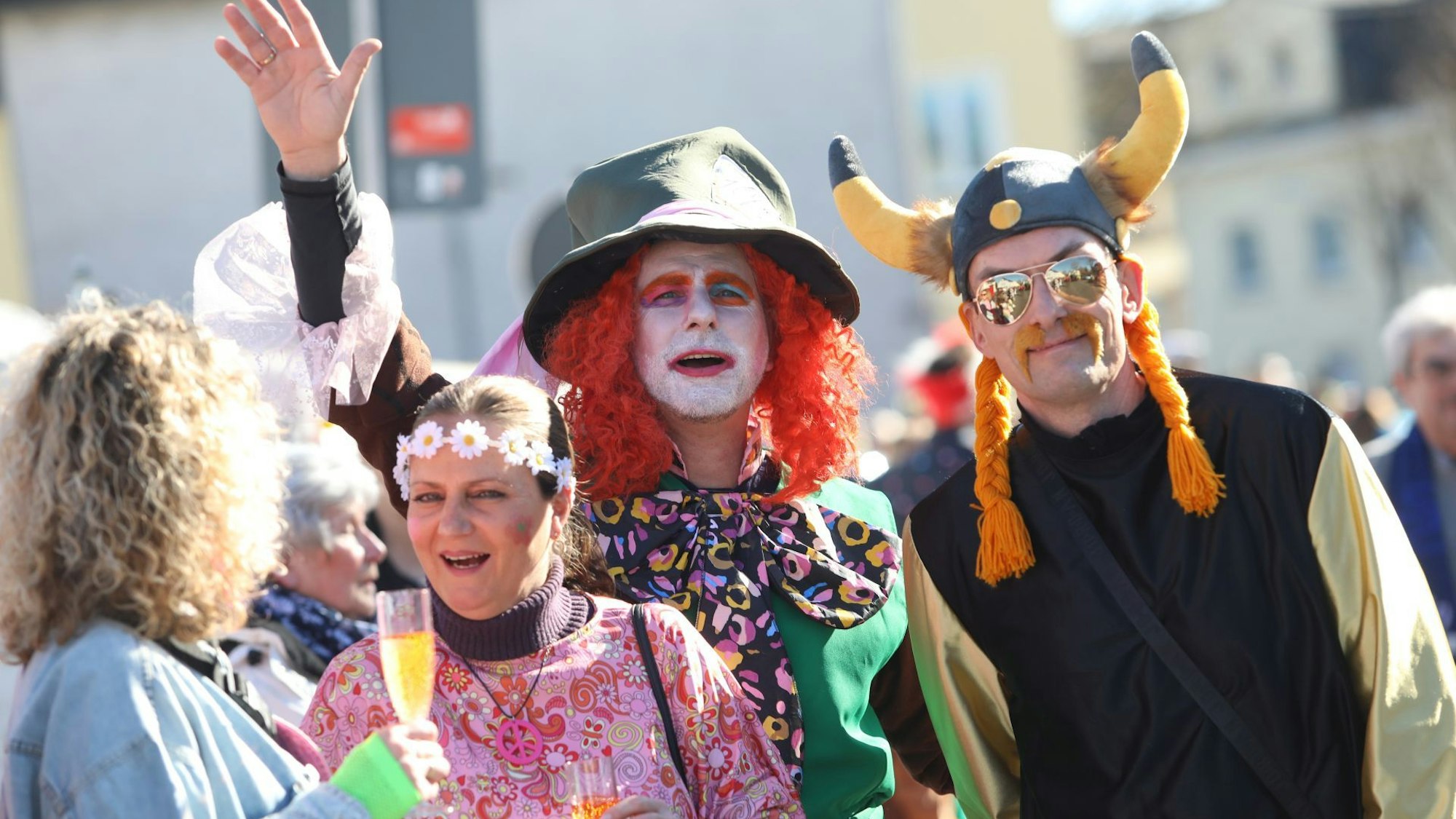 Bunt kostümierte Jecken beim Karnevalszug.