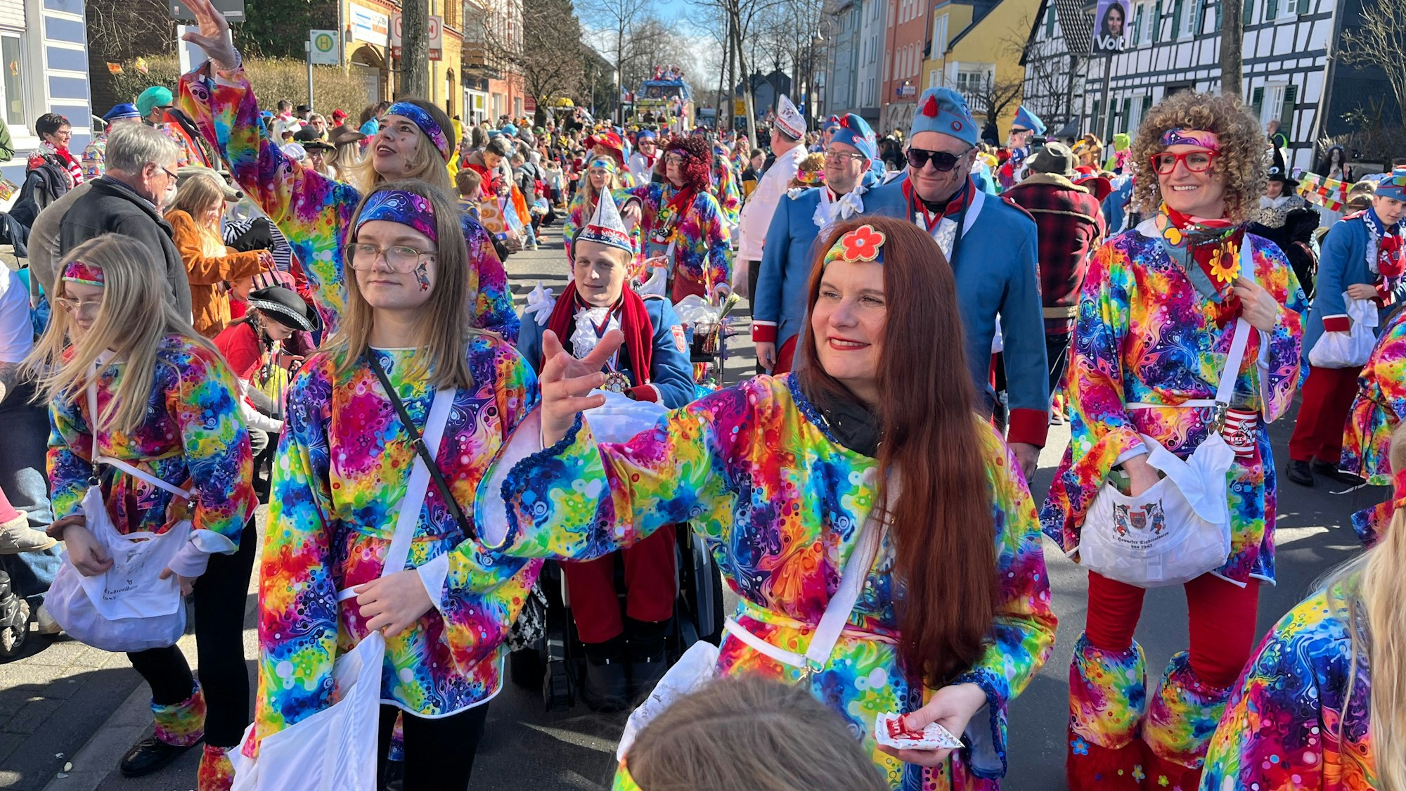 Der Rosenmontagszug in Hennef zog über die Frankfurter Straße nach Geistingen: In Regenbogenfarben waren die Hennefer Stadtsoldaten und ihre Frauen und Mädchen unterwegs.