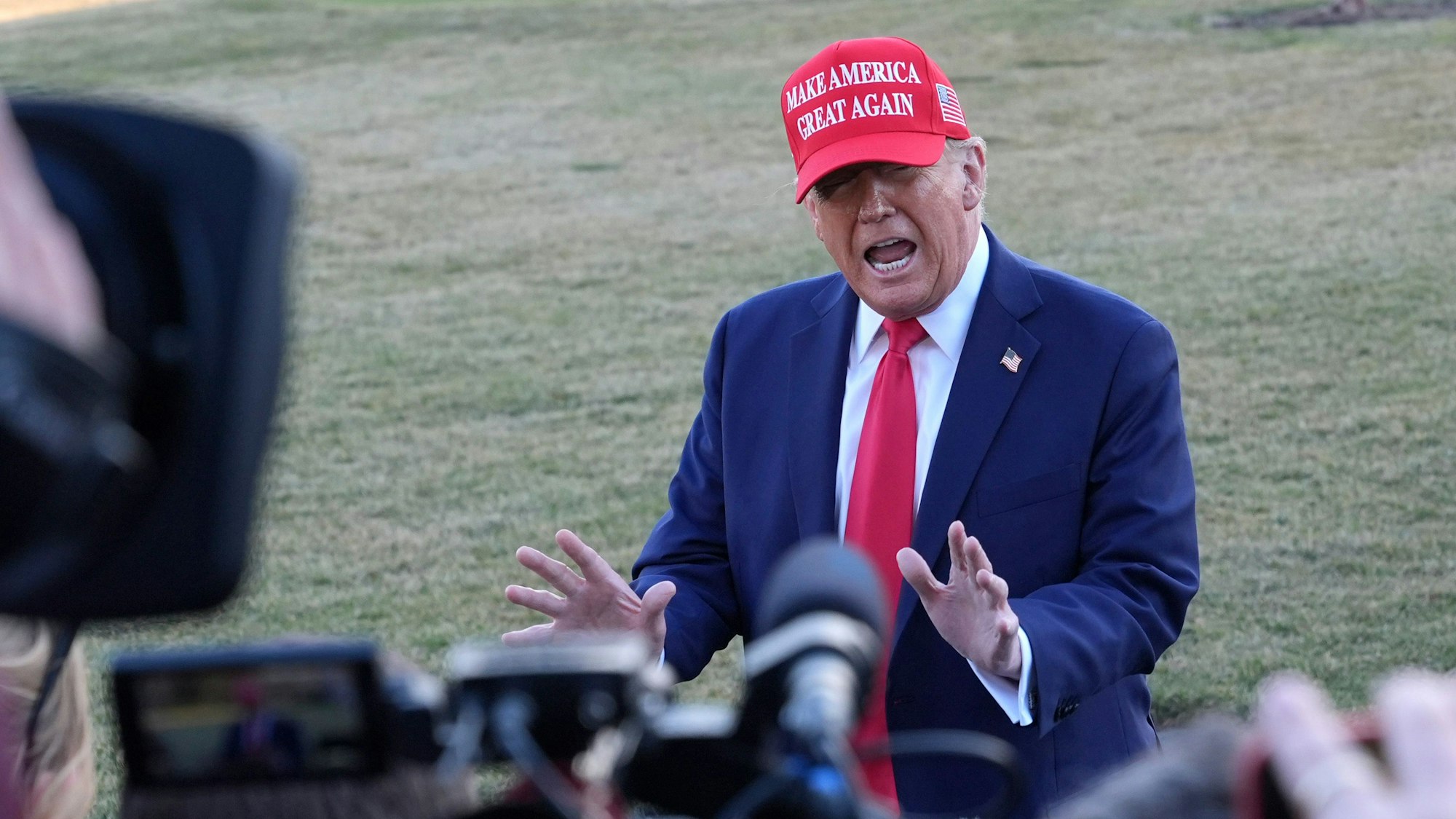 Donald Trump spricht mit Reportern. Der US-Präsident hat erneut den ukrainischen Präsidenten Wolodymyr Selenskyj attackiert. (Archivbild)