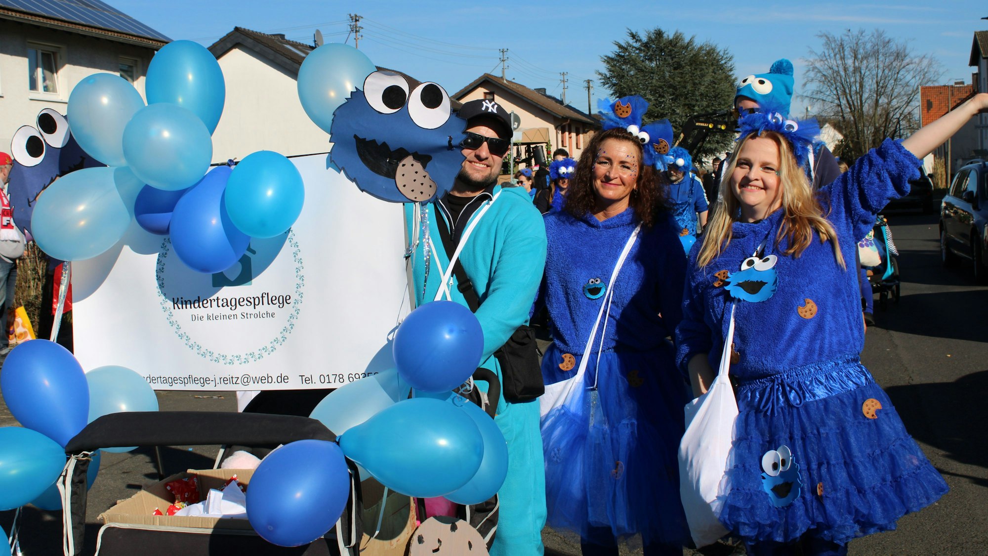Reichlich Süßes hatte die Gruppe der Kindertagespflege „Die kleinen Strolche“ als leuchtend blaue Krümelmonster in Meindorf im Gepäck.