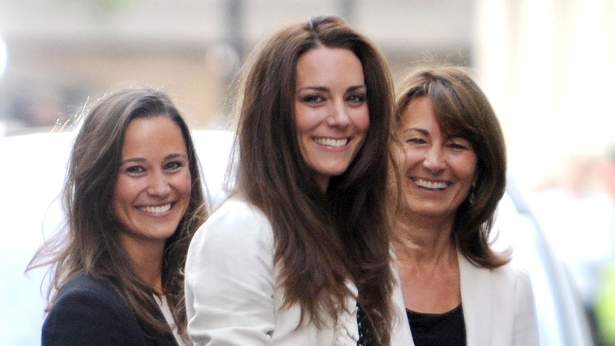 Pippa Middleton (l) begleitet ihre Schwester Kate (m) und ihre Mutter Carole in London zu einem Empfang am Vorabend der Hochzeit von Kate Middleton und Prinz William.