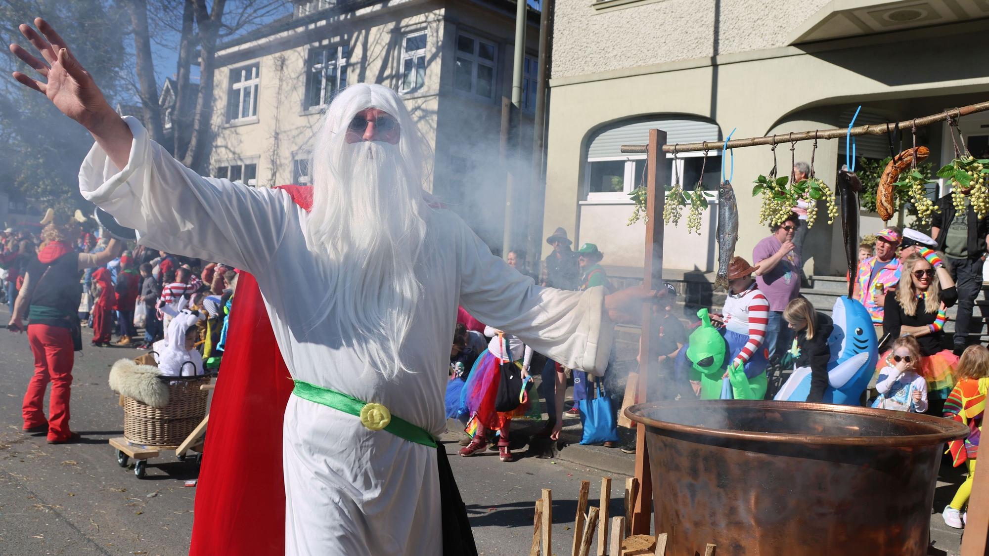 Ein als Miraculix verkleidetet Mann in einem Karnevalszug.