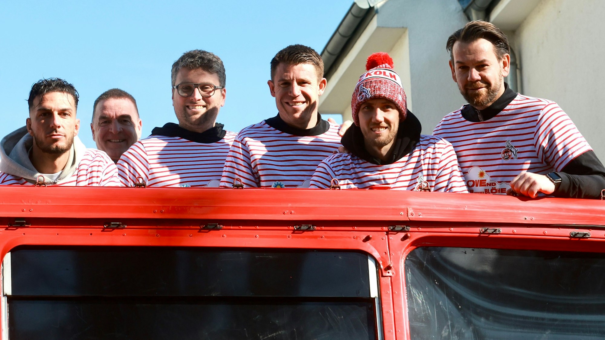 Rosenmontagszug von links: Leart Pacarada, Rainer Mendel, Tillmann Bockhorst, Dominique Heintz, Luca Waldschmiedt, Thomas Kessler.
