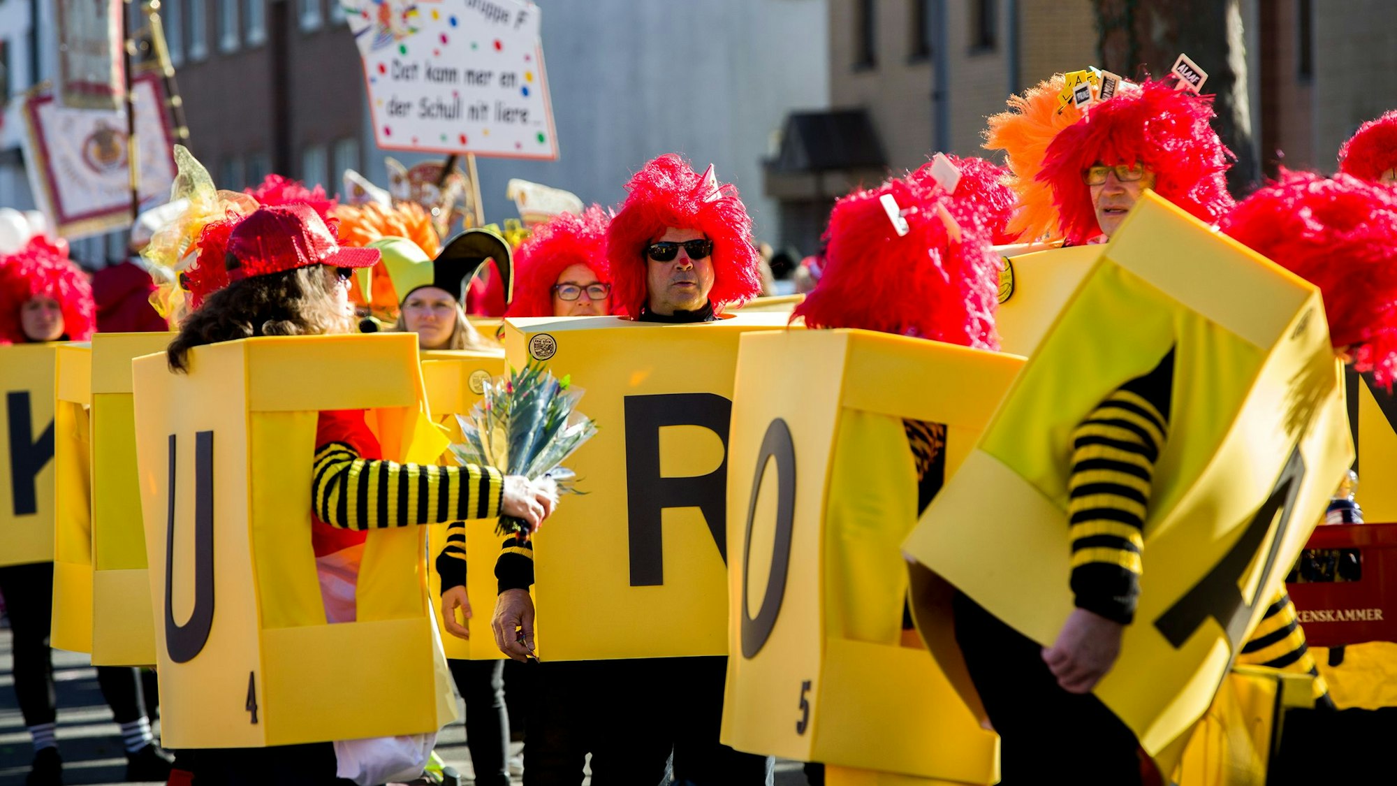 Die „Ärm Söck“ im Buchstaben-Kostüm setzten sich unterwegs zu ganzen Wörtern zusammen.