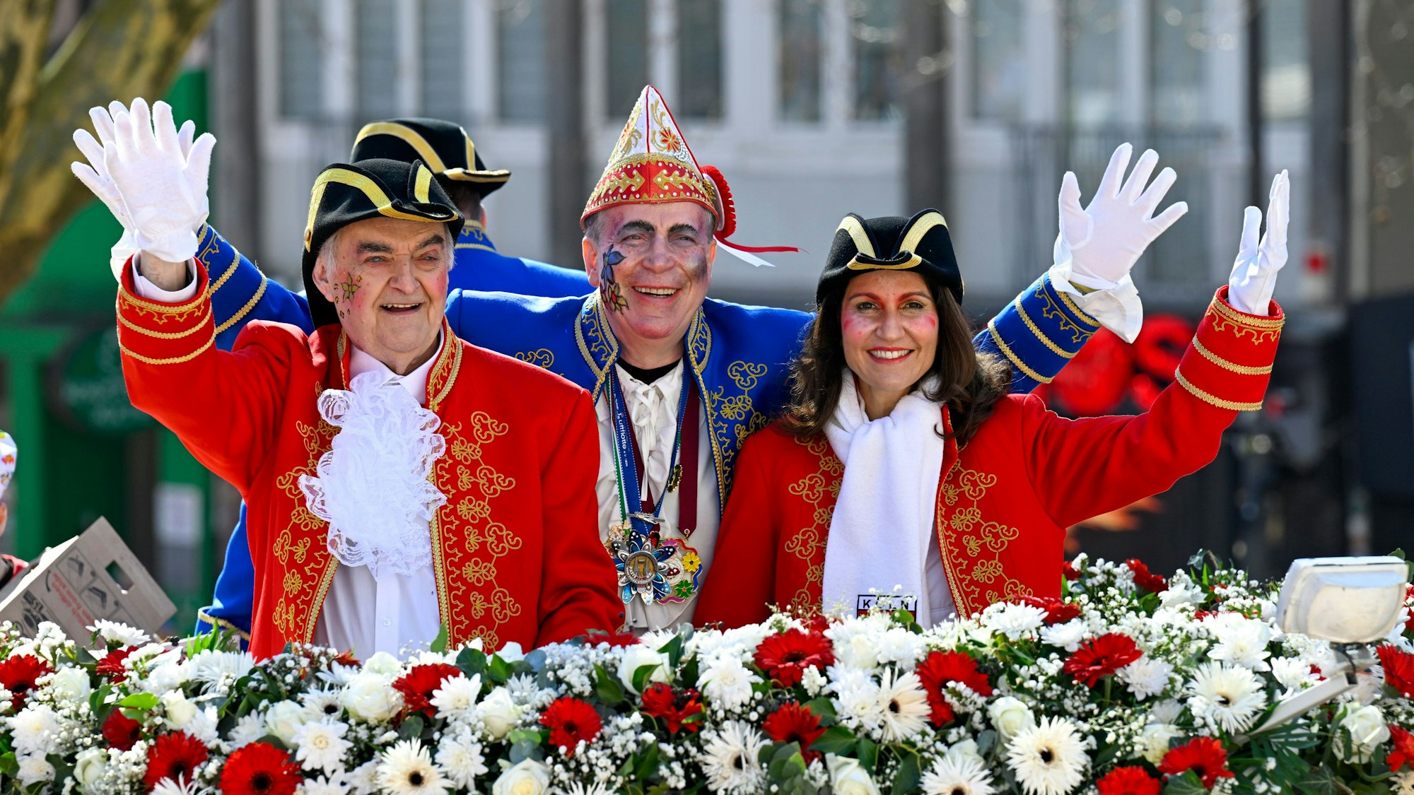 Herbert Reul und Christoph Kuckelkorn winken von einem Karnevalswagen.