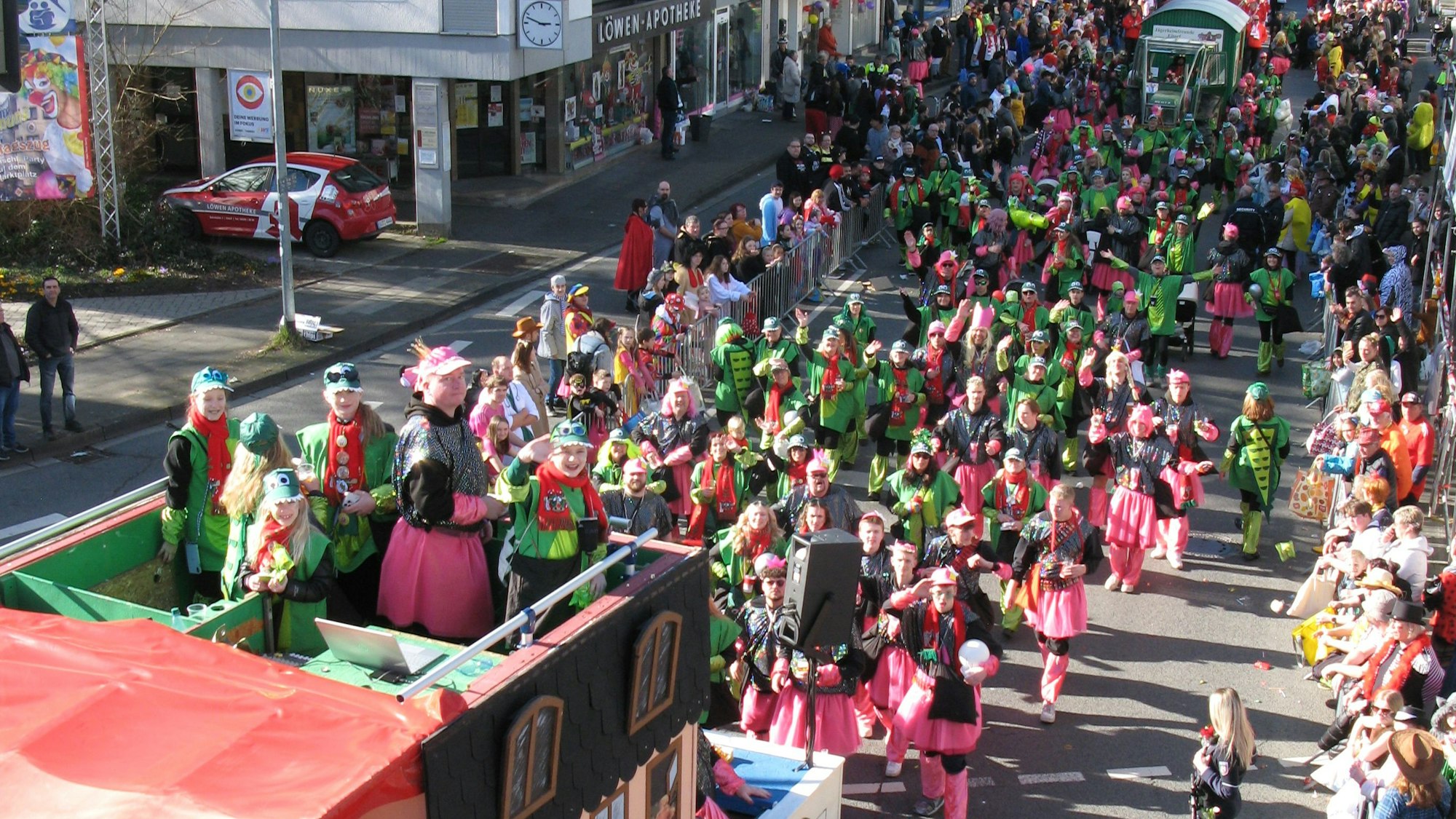 Gruppe von Zugteilnehmern, verkleidet als Krokodile und Prinzessinnen.