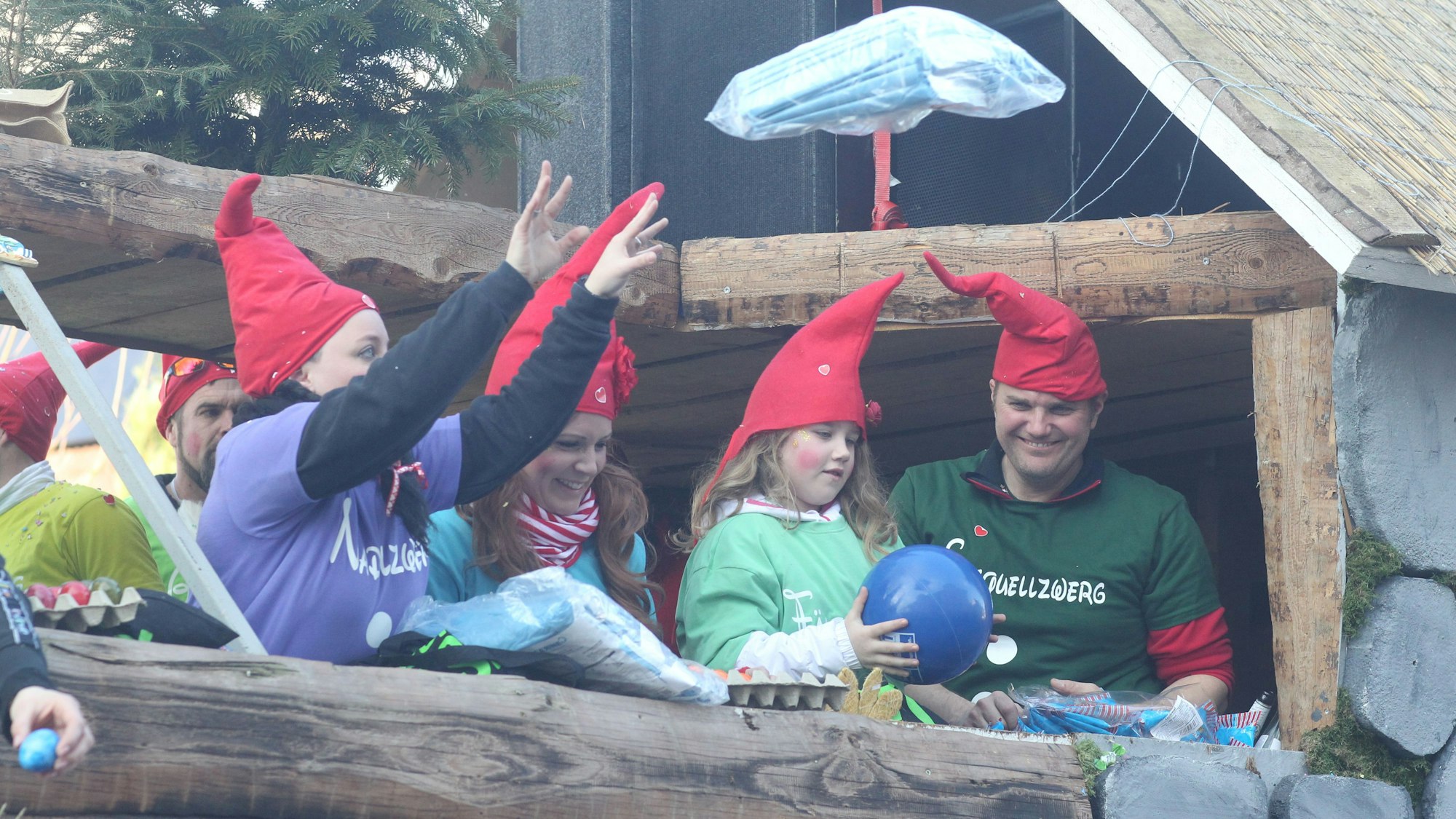 Spendable Gartenzwerge beschenkten die Närrinnen und Narren am Zugweg in Much.