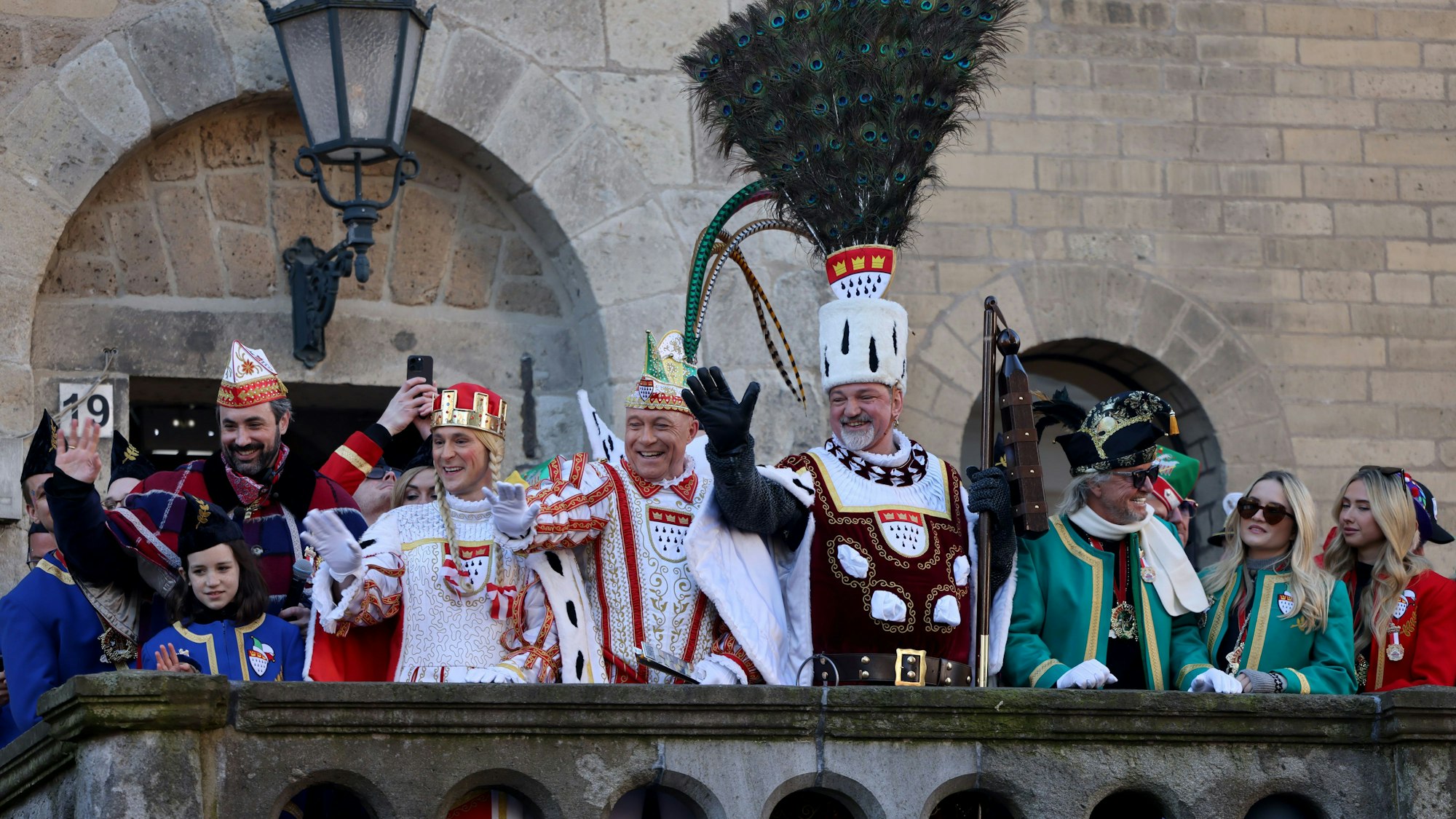 03.03.2025, Nordrhein-Westfalen, Köln: Marc Michelske (l-r), Jungfrau Marlis, Prinz René I., Bauer Michael, Robert, Davina und Shania Geiss stehen auf dem Balkon des Severintors. Mit den Rosenmontagszügen erreicht der rheinische Straßenkarneval seinen Höhepunkt. Das Motto der Kölner Karnevalssession 2025 lautet «FasteLOVEnd - Wenn Dräum widder blöhe». Foto: Oliver Berg/dpa +++ dpa-Bildfunk +++