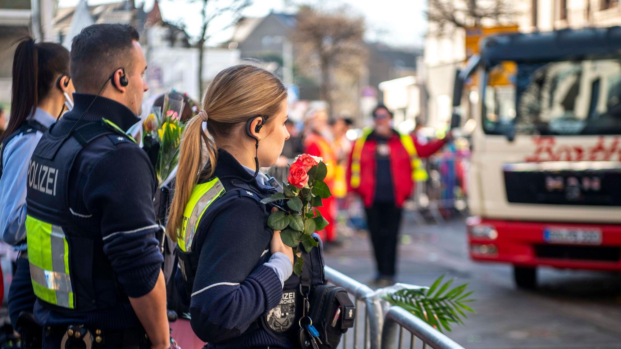 Der Euskirchener Rosenmontagszug ist gestartet. Bei strahlendem Sonnenschein ziehen 68 Gruppen durch die Kreisstadt.